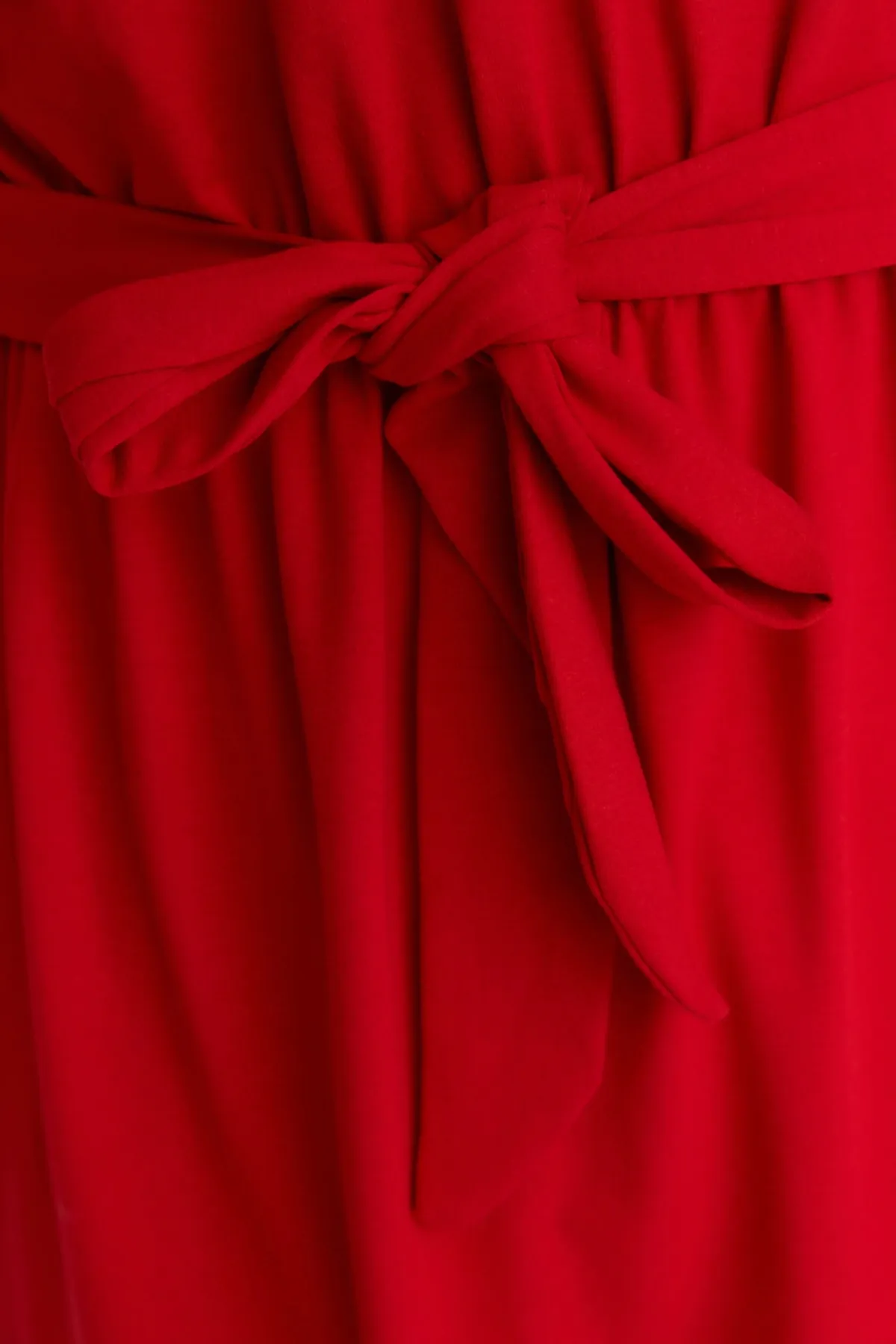 Trendyol Curve  Rotes Strickkleid mit Rundhalsausschnitt und Gürtel TBSSS22AH0242