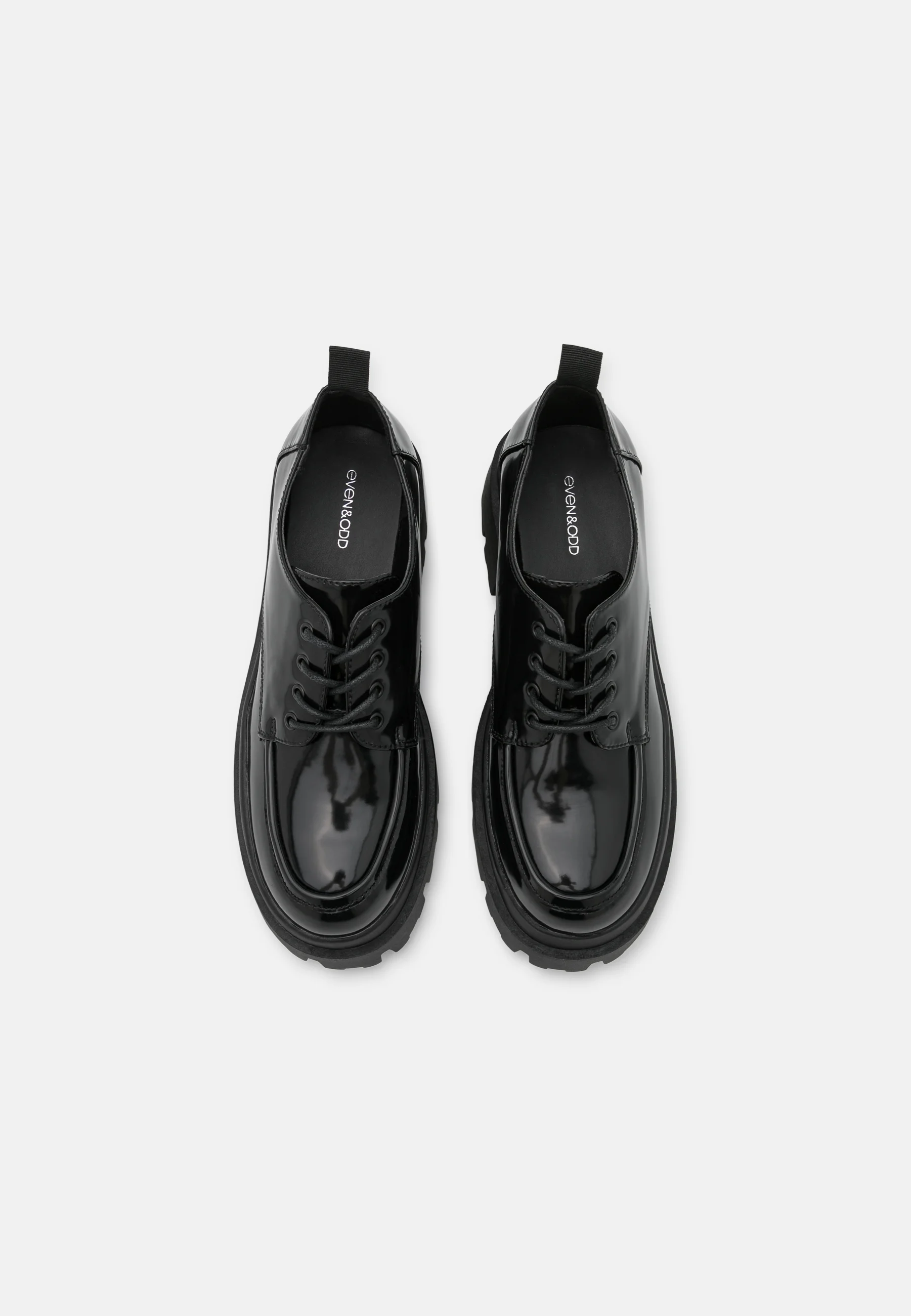 Zapatos con cordones pares e impares
