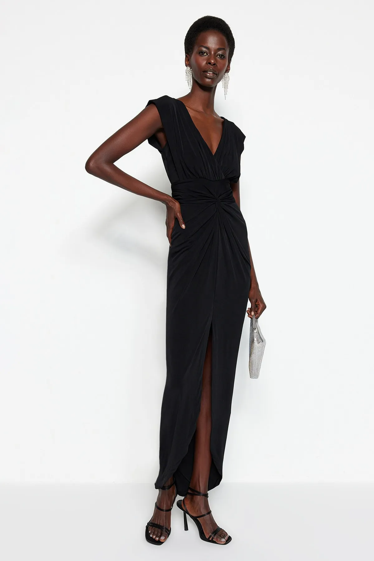 Trendyol Collection  Schwarzes, detailliertes, langes Abendkleid TPRSS22AE0034
