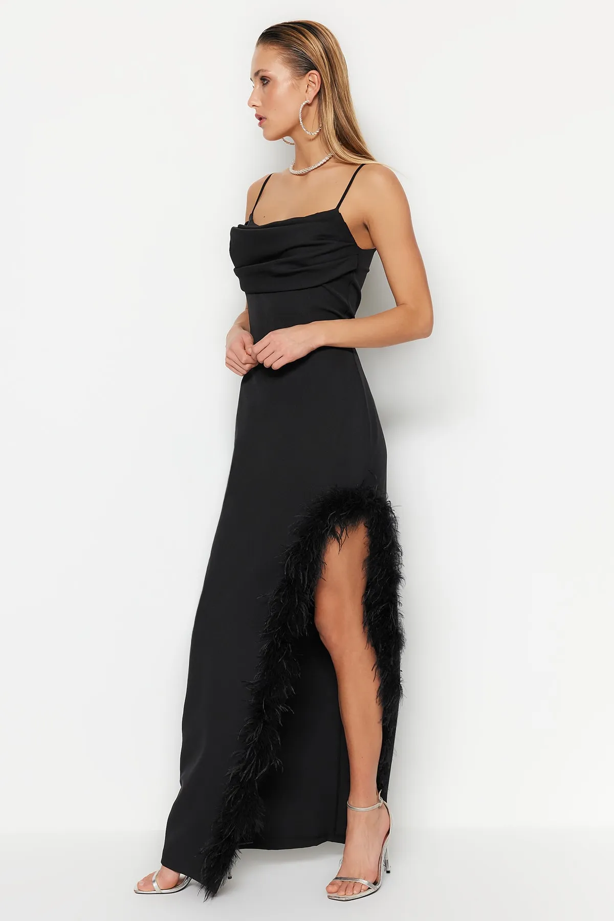 Trendyol Collection  Schwarzes, gewebtes, durchbrochenes, langes Abendkleid TPRSS23AE00032