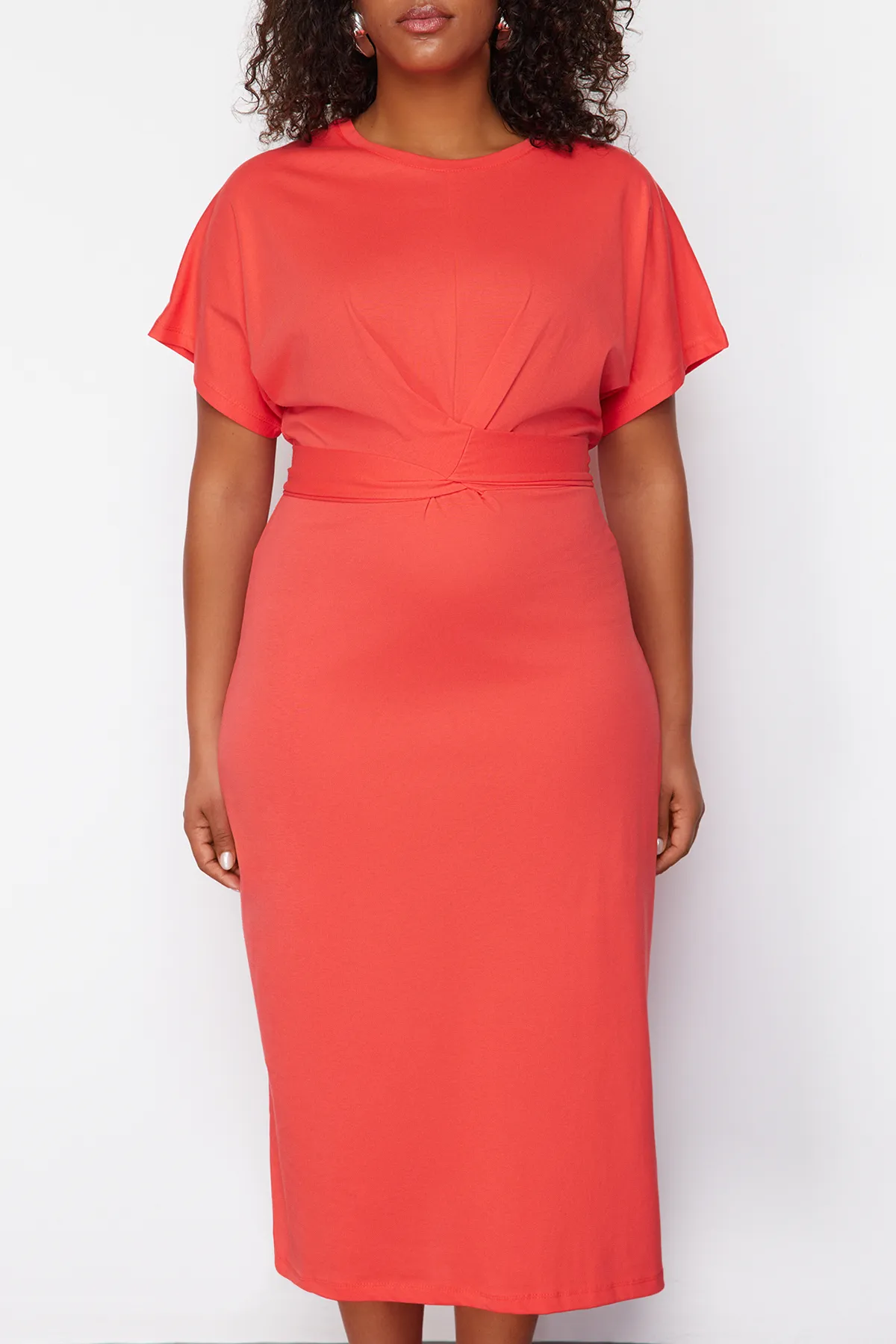 Trendyol Curve  Rotes gerade geschnittenes Strickkleid mit Schlitz und Krawattendetail TBBSS22EL1640