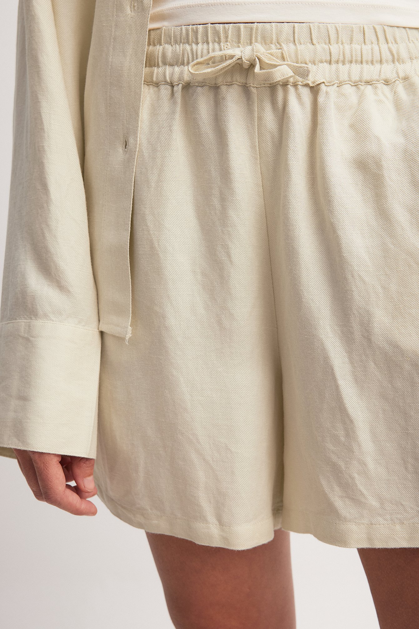 Weite Shorts mit halbhoher Taille aus Viskose-Mix