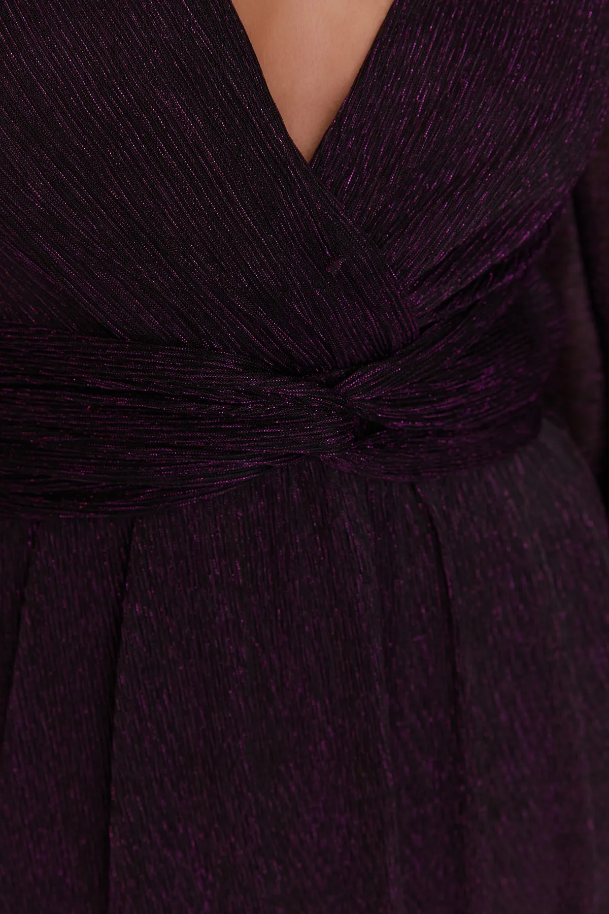 Trendyol Collection  Detailliertes Abendkleid mit lila Ärmeln TPRAW23EL00301