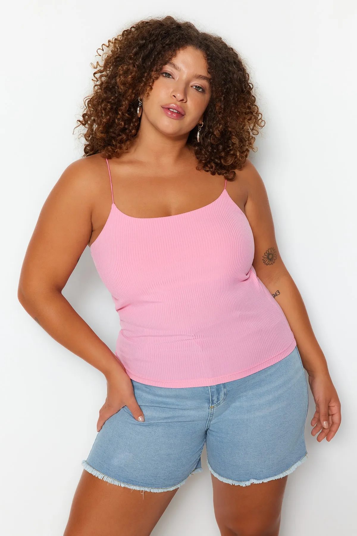 Trendyol Curve  Rosa gestrickte Bluse mit Trägern und kurzen Ärmeln TBSSS23AF00013