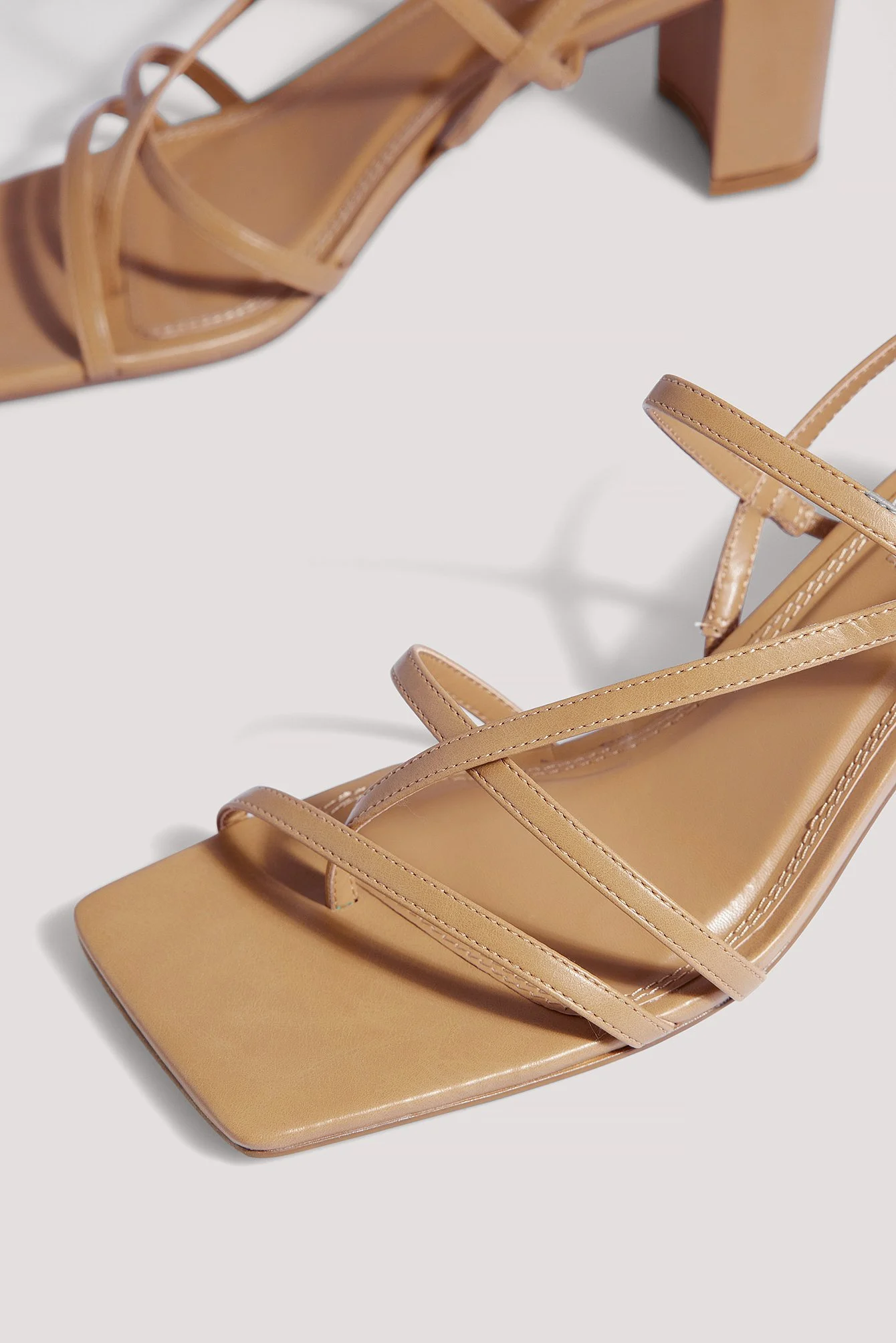 Schuhe mit Block-Absatz und Riemchen