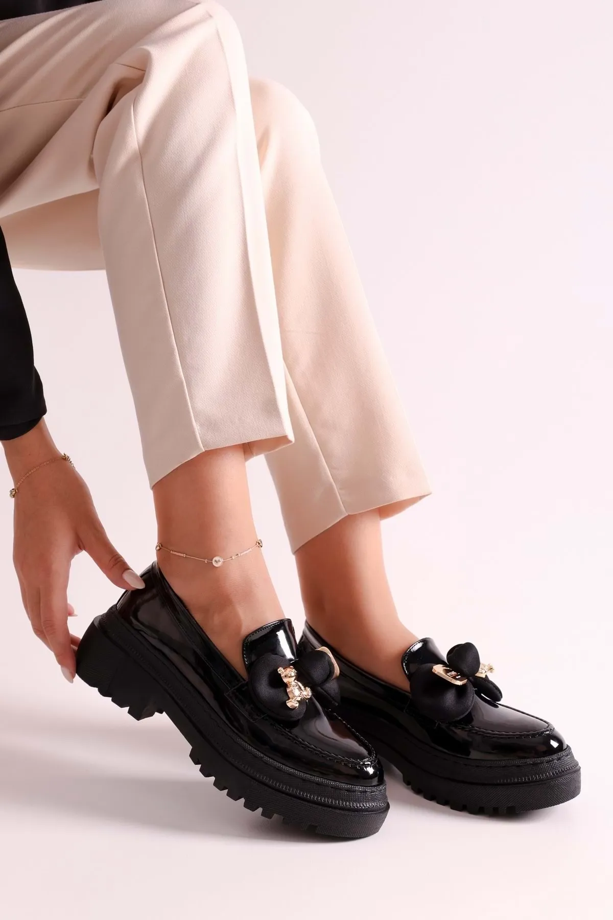 Shoeberry  Damen-Loafer „Astor“ aus schwarzem Lackleder mit Schleife und dicker Sohle, schwarzes Lackleder