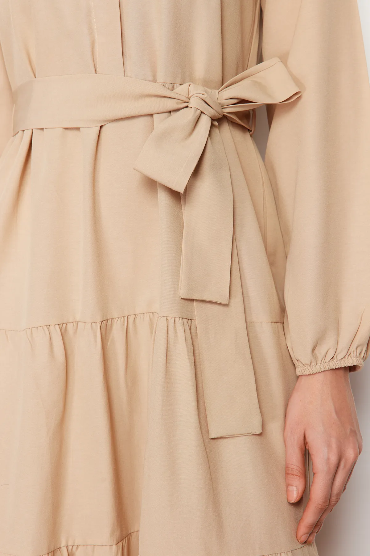 Trendyol Modest  Gewebtes Kleid mit Schmucksteinen, Gürtel, Kragen und Knopfdetail TCTSS21EL3343