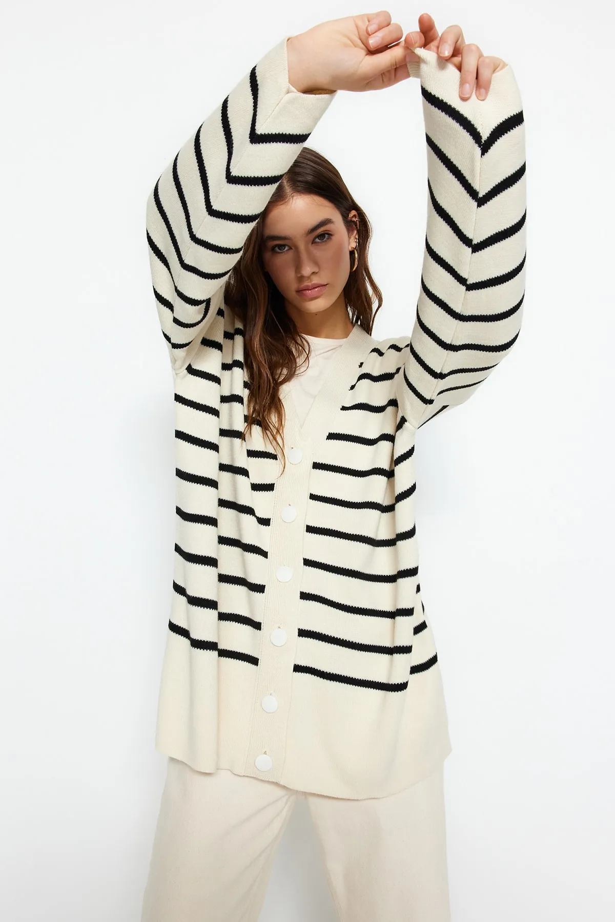 Trendyol Modest  Steinschwarz gestreifte Strickjacke TCTAW24TH00012