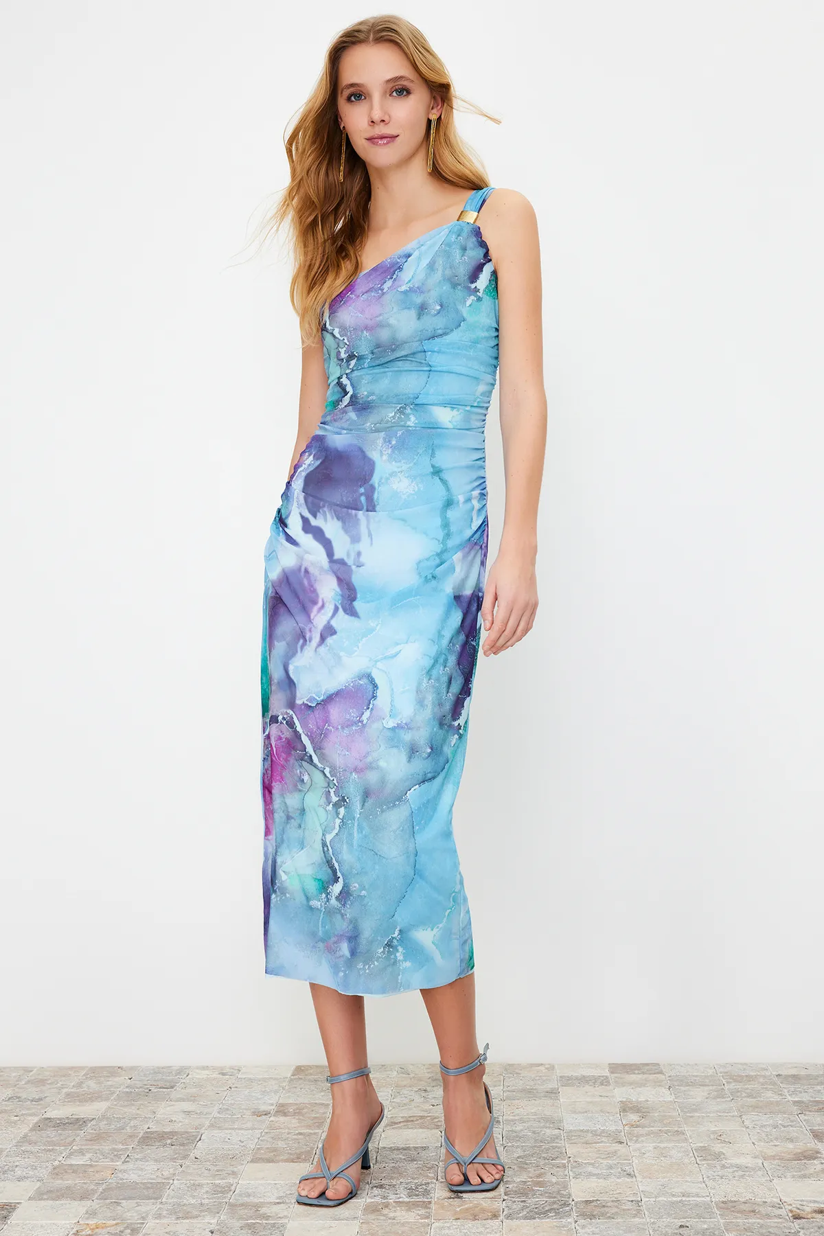 Trendyol Collection  Mehrfarbiges, einärmeliges, figurbetontes Midi-Bleistiftkleid aus flexiblem Strick und Tüll mit Accessoire-Details TWOSS24EL00174