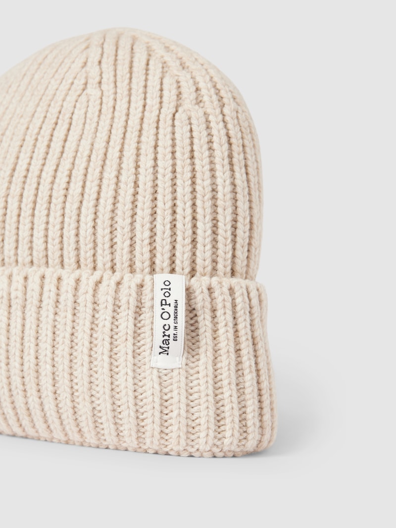 Beanie mit Label-Patch in sand