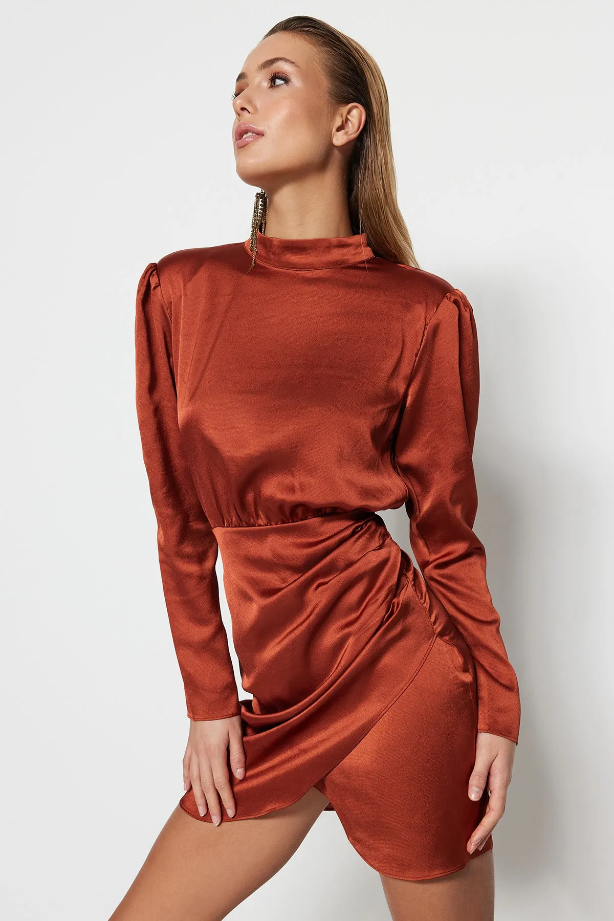 Trendyol Collection  Dunkles Zimt-Abendkleid aus Satin mit hohem Kragen TPRAW22EL1217
