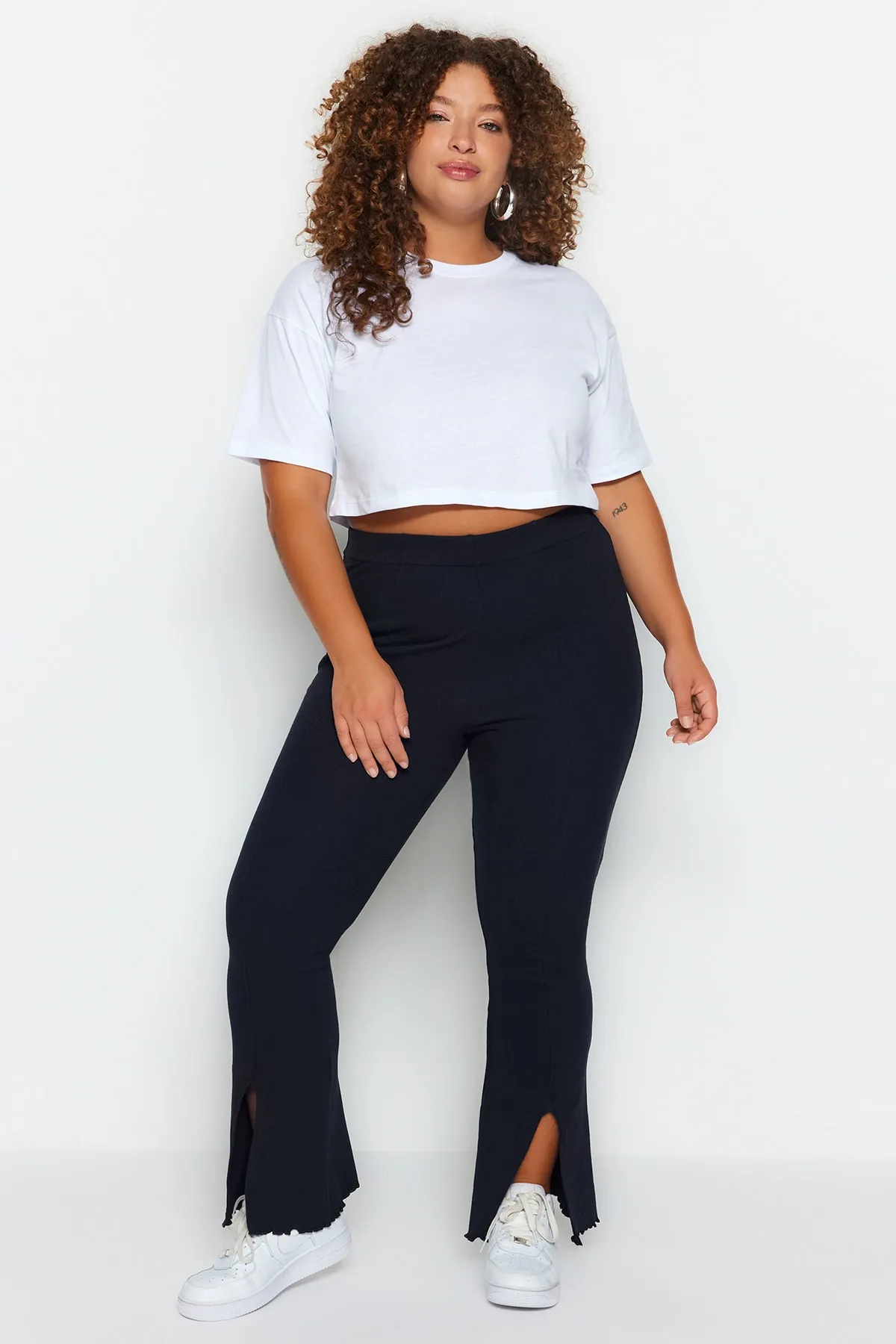 Trendyol Curve  Marineblaue Strickhose mit hohem Bund und Schlitz und spanischen Beinen TBSSS23AR00020