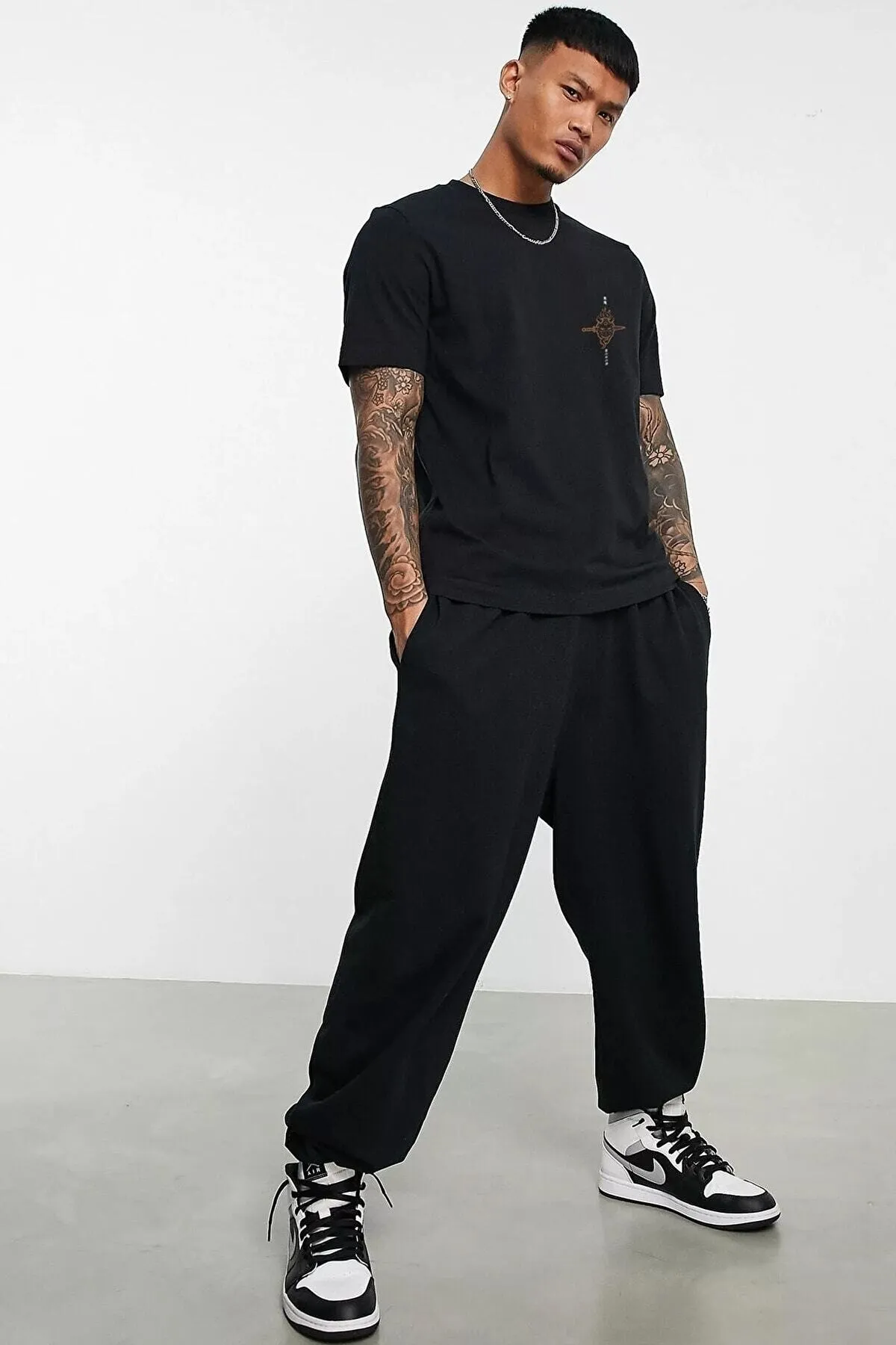 Know  Schwarzes T-Shirt mit Aufdruck „Skull Blade“ auf der Vorder- und Rückseite
