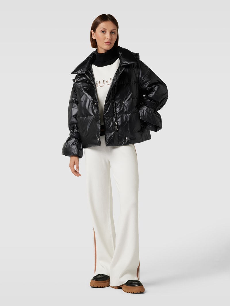 Steppjacke mit Kapuze in schwarz