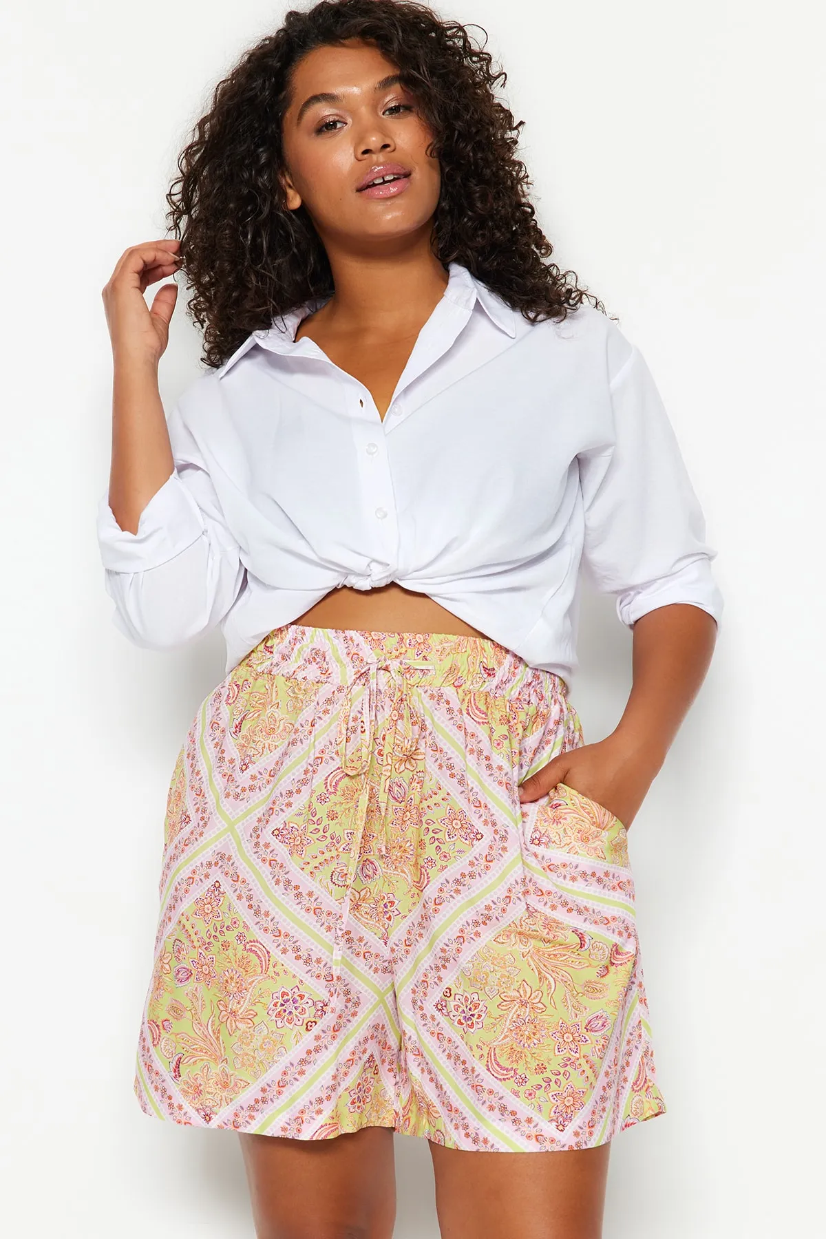 Trendyol Curve  Mehrfarbige Shorts mit Schalmuster und Bermuda TBBSS23AP00019