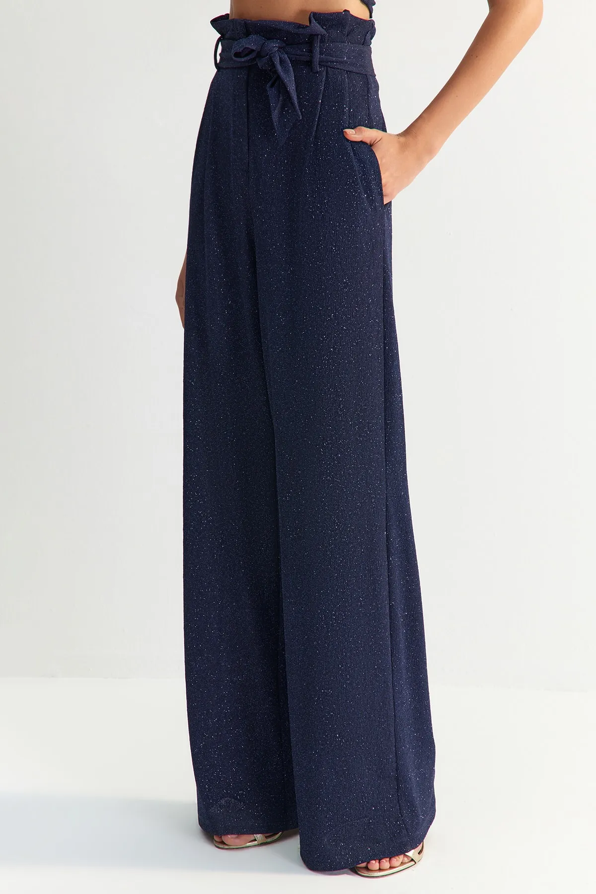 Trendyol Collection  X Zeynep Tosun Marineblaue Lurex-Strickhose mit Gürtel TCLSS23PL00002