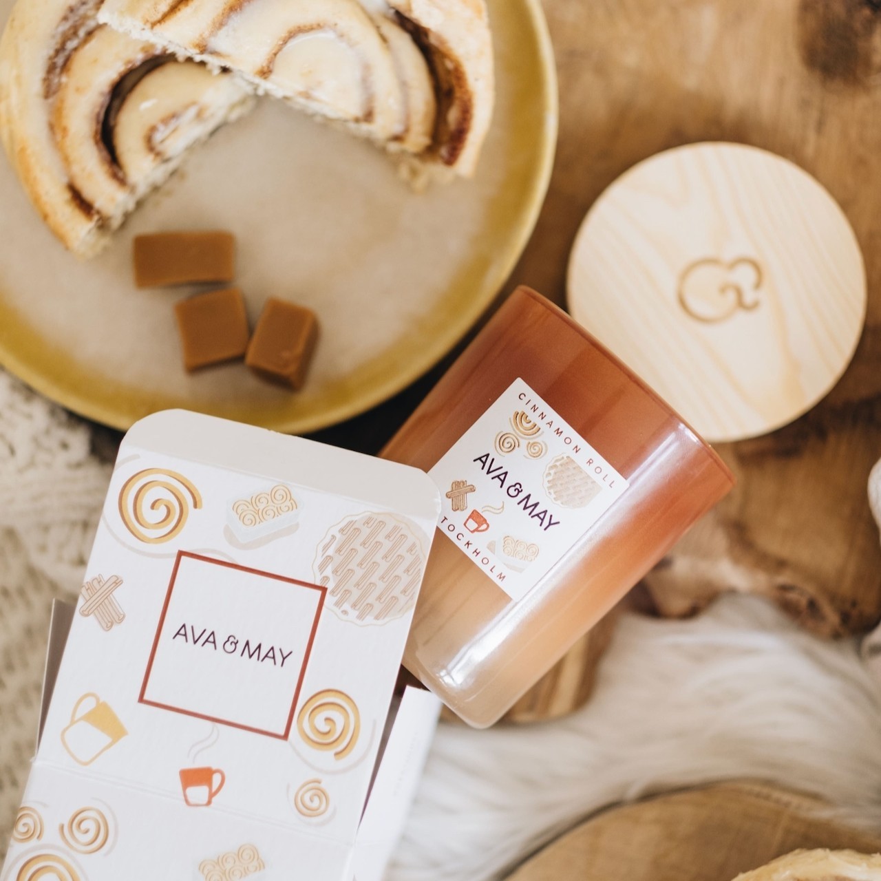 AVA & MAY Cinnamon Roll Scented Candle