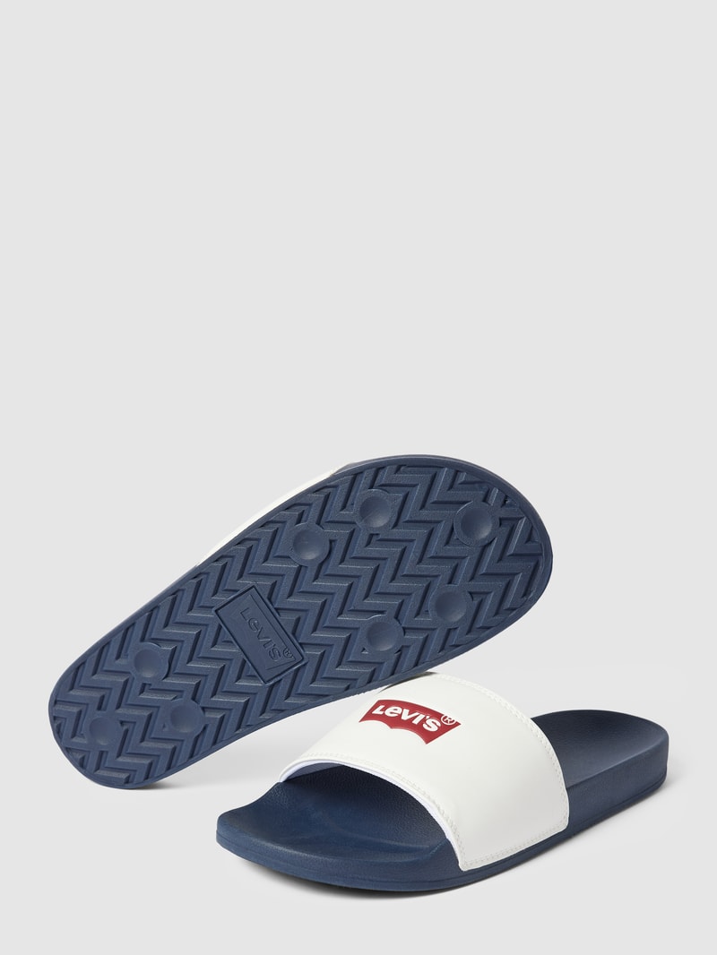 Slides mit Label-Detail Modell 'JUNE BATWING' in weiß