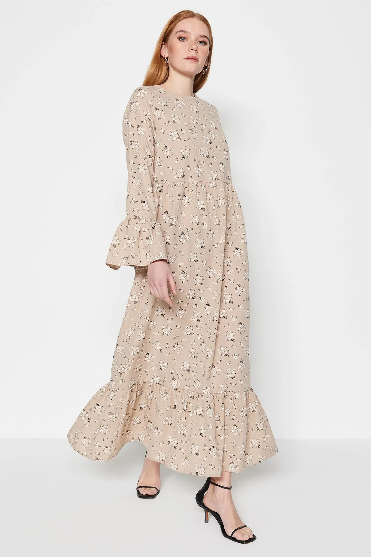Trendyol Modest  Dunkelbeiges Kleid aus gewebter Baumwolle mit Blumenmuster und Schwungrad-Detail an den Ärmeln TCTSS23EB00273