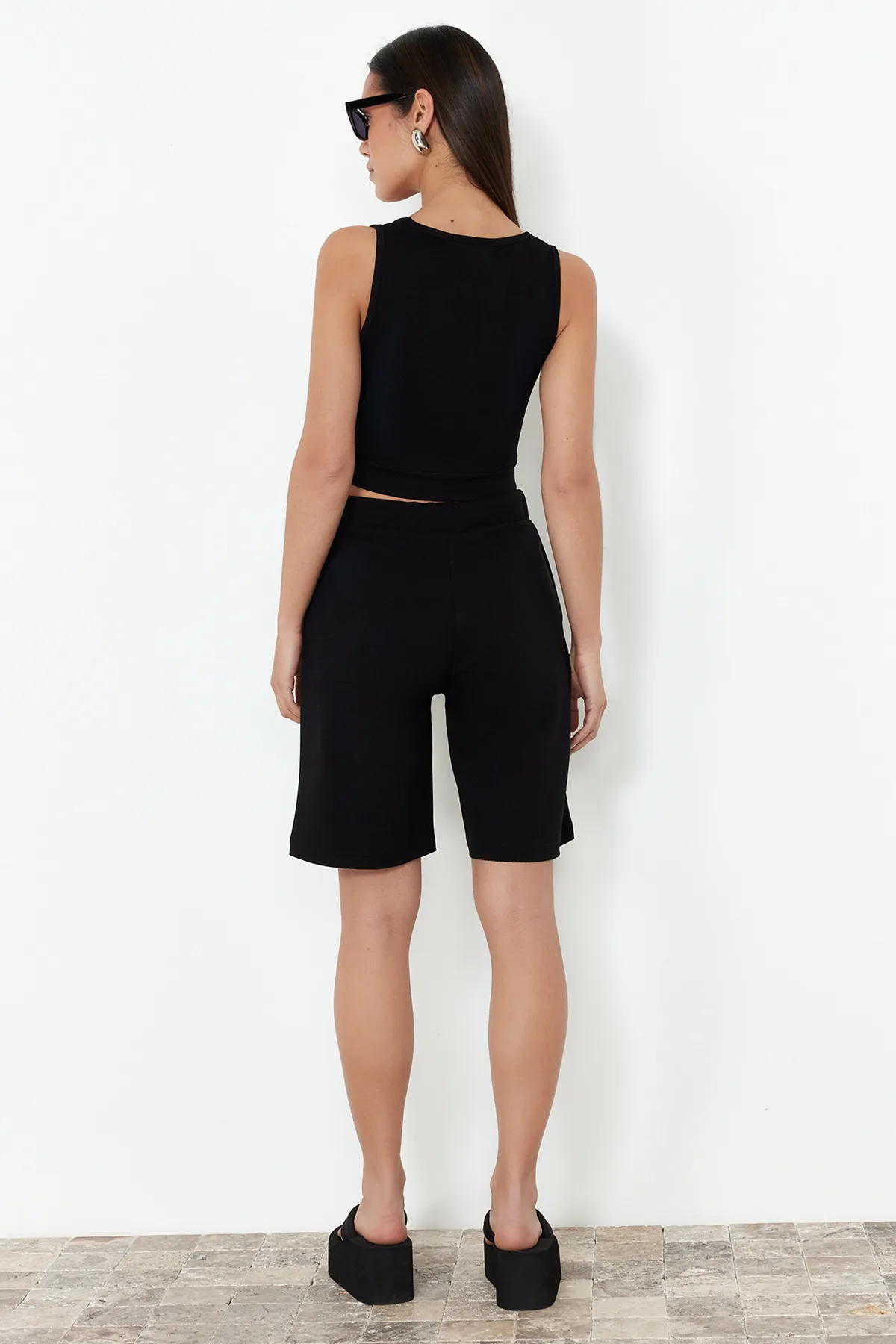 Trendyol Collection  Black Label Detailliertes Set aus Oberteil und Unterteil aus flexiblem Strick mit weicher Textur TWOSS24AU00127