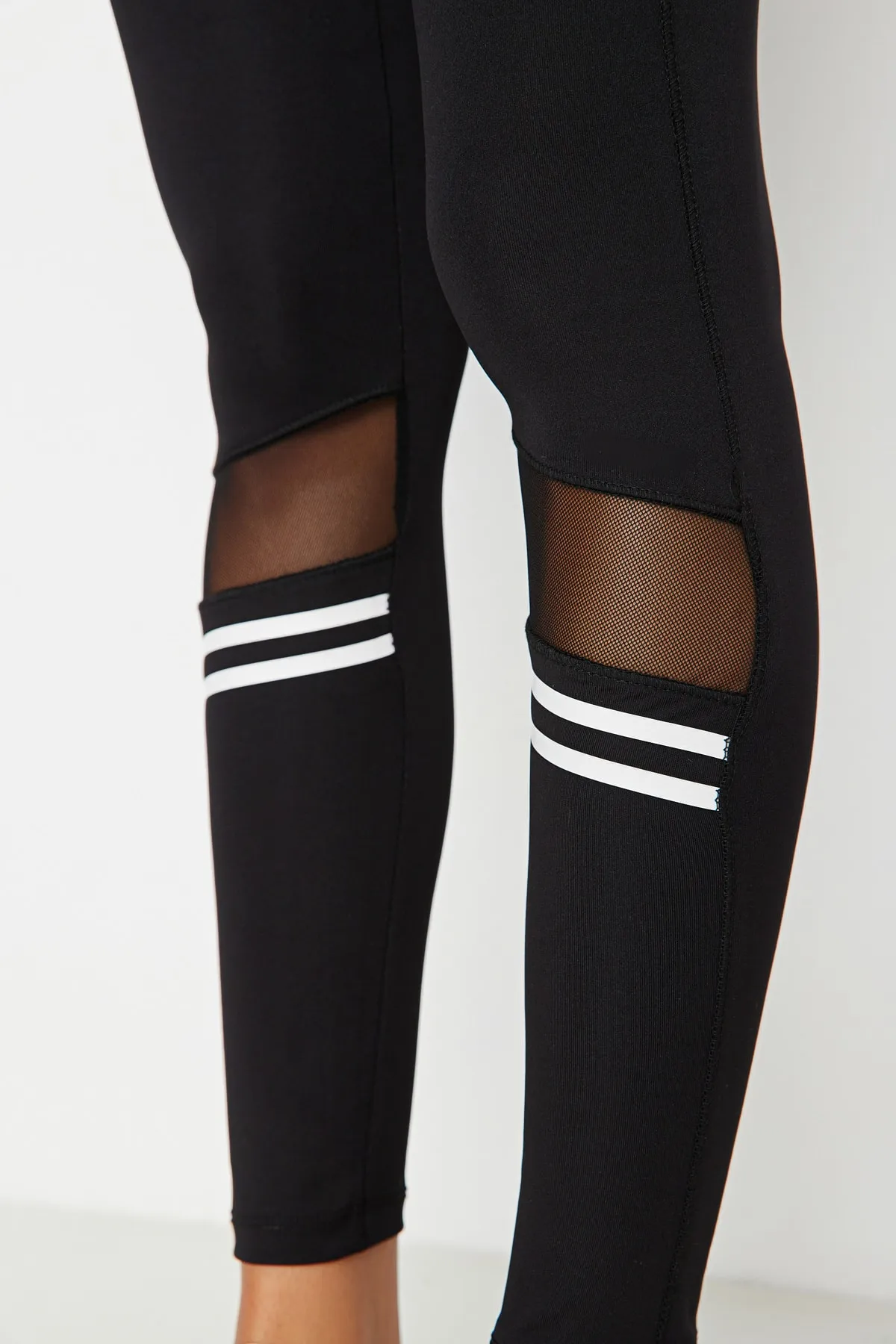 Trendyol Collection  Gestrickte Sport-Leggings in voller Länge aus schwarzem Tüll und Streifen mit detaillierten Details TWOAW20TA0093