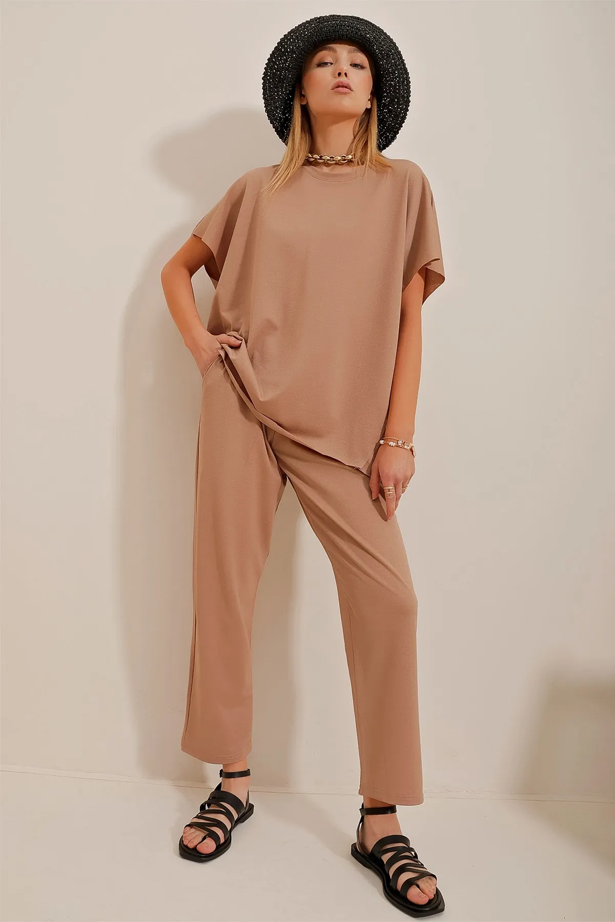 Trend Alaçatı Stili  Trainingsanzug-Set für Damen in Biscuit, Rundhalsausschnitt, bequeme Passform, ALC-X5885