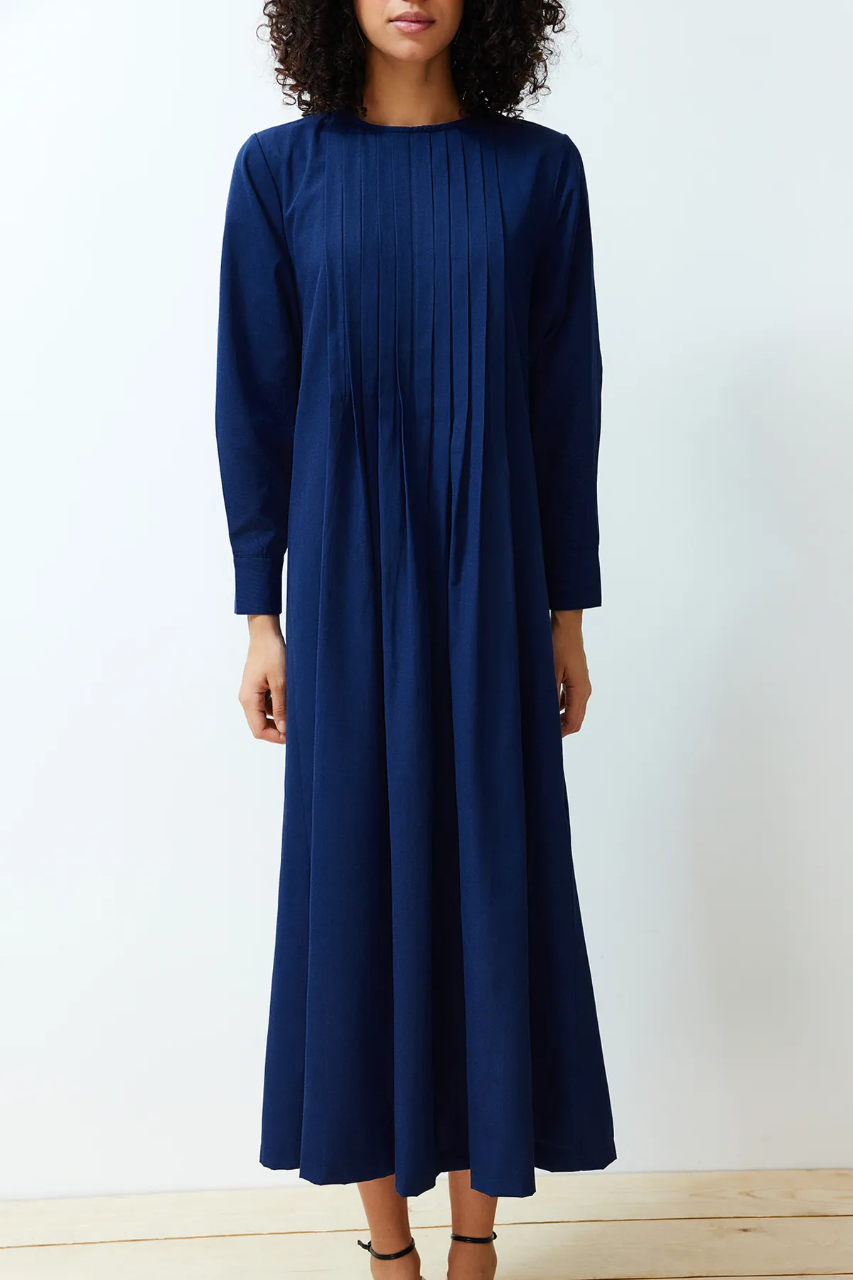 Trendyol Modest  Marineblaues, plissiertes, detailliertes, bequemes gewebtes Kleid TCTSS24EB00128