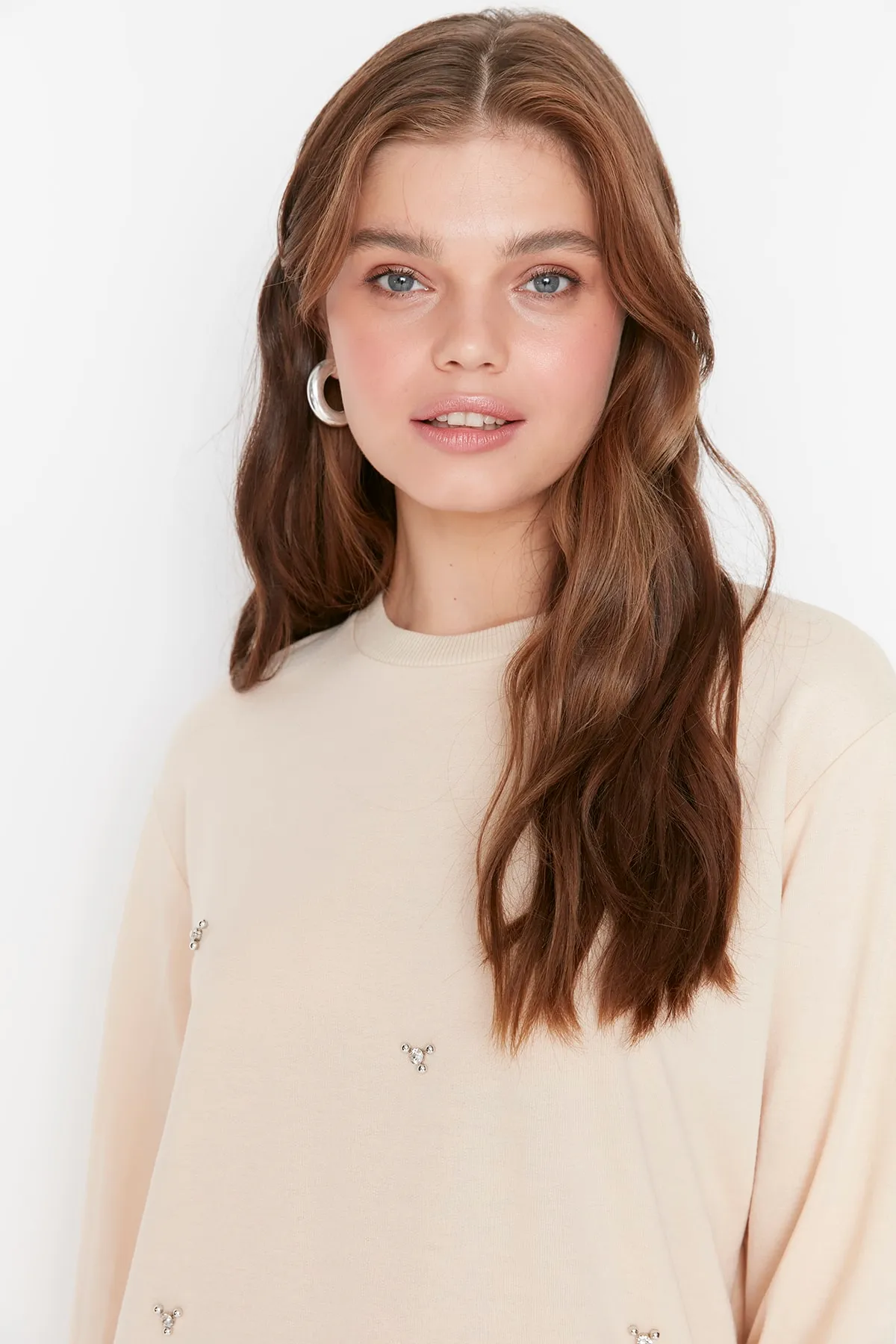 Trendyol Modest  Cremefarbene Stricktunika mit Rundhalsausschnitt und Steindetail TCTSS22TN0072