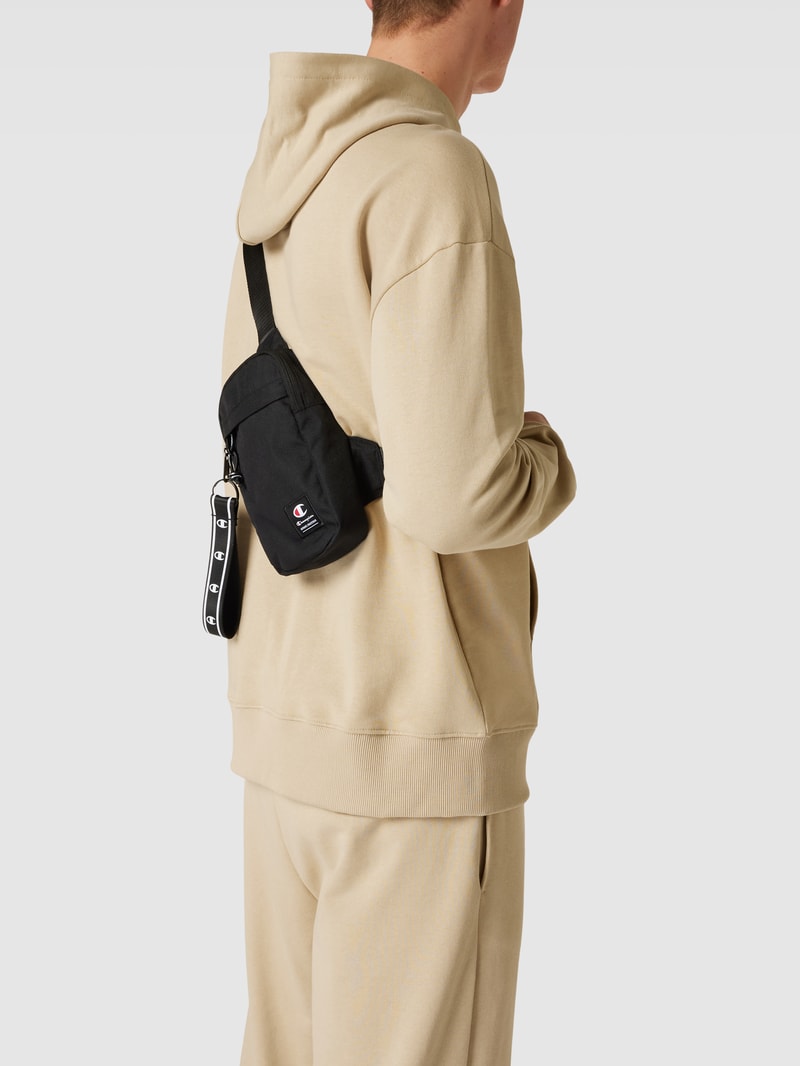 Umhängetasche mit Label-Patch in schwarz