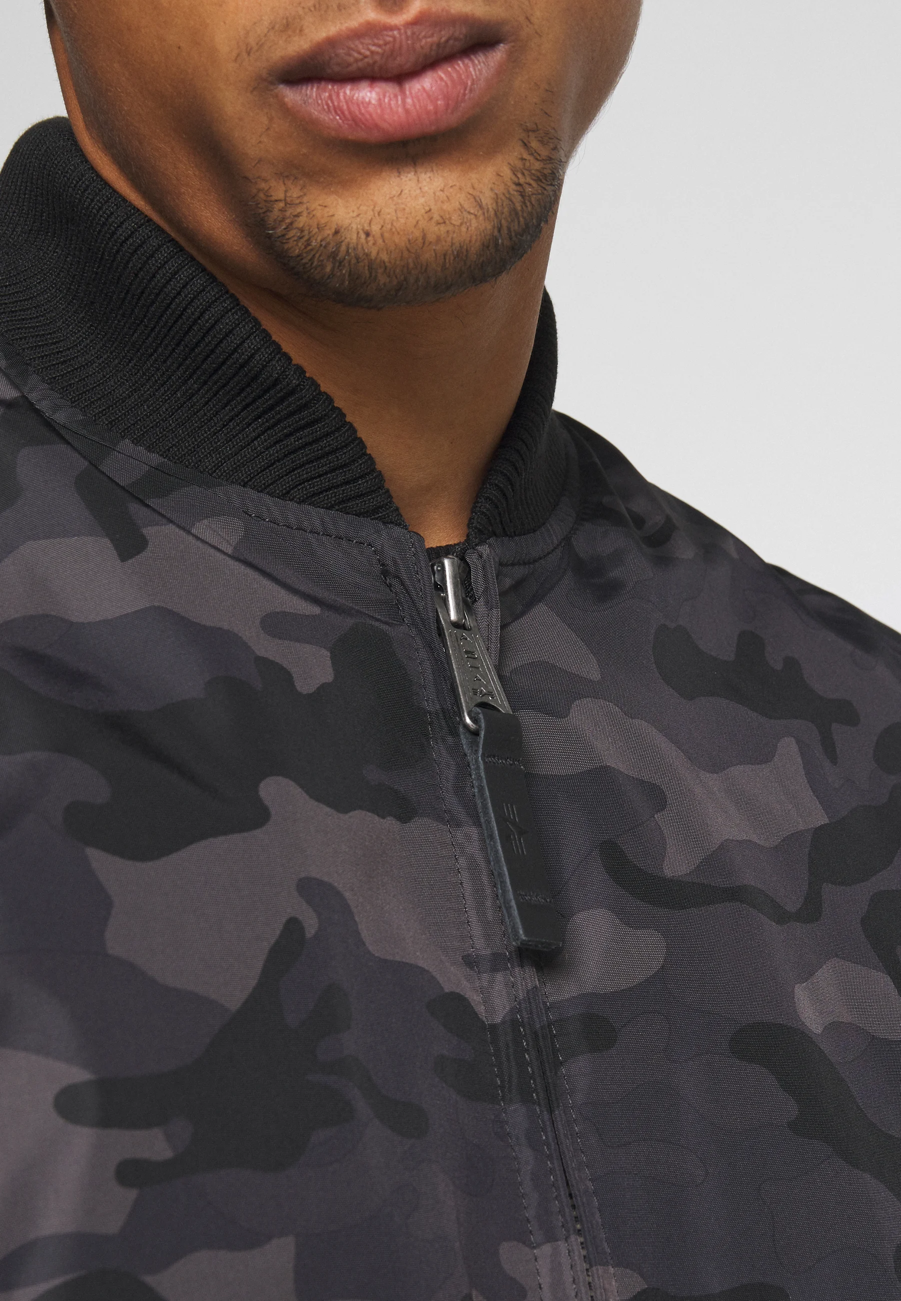 Chaqueta bomber Alpha Industries CAMO