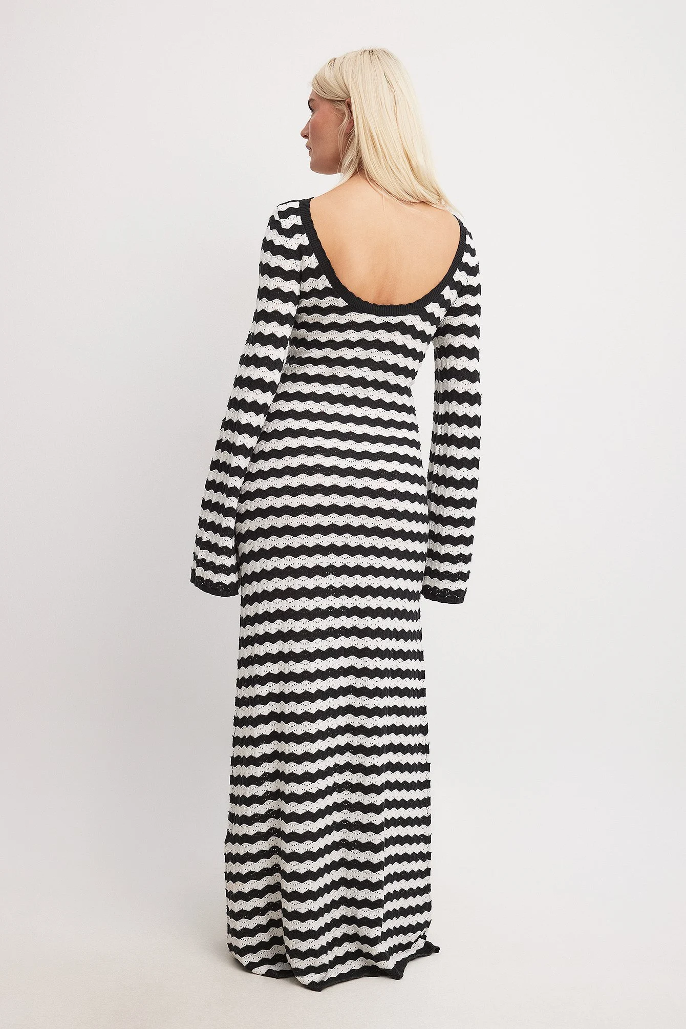 Gestricktes Maxikleid mit tiefem Rückenausschnitt