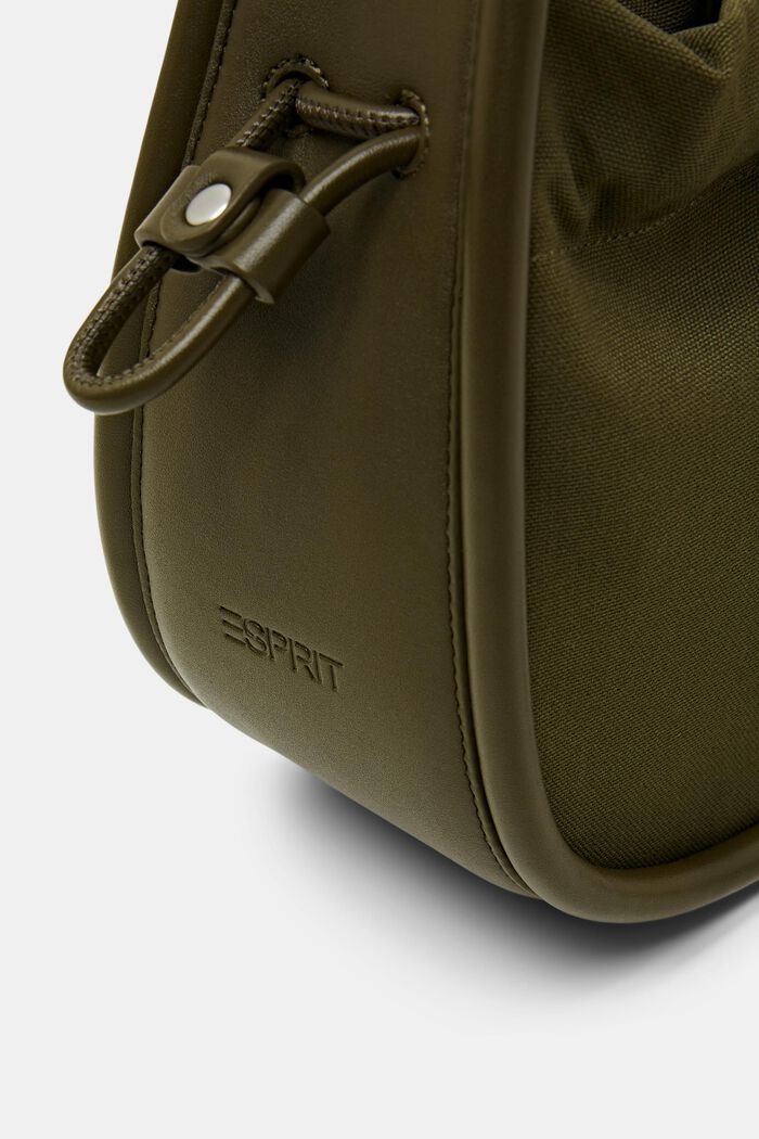 Schultertasche mit Details aus veganem Leder