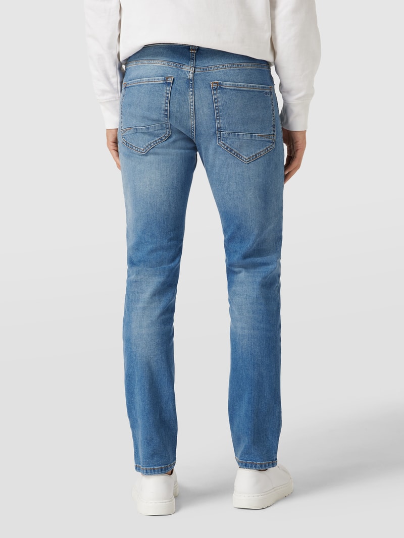 Jeans mit Label-Patch in hellblau