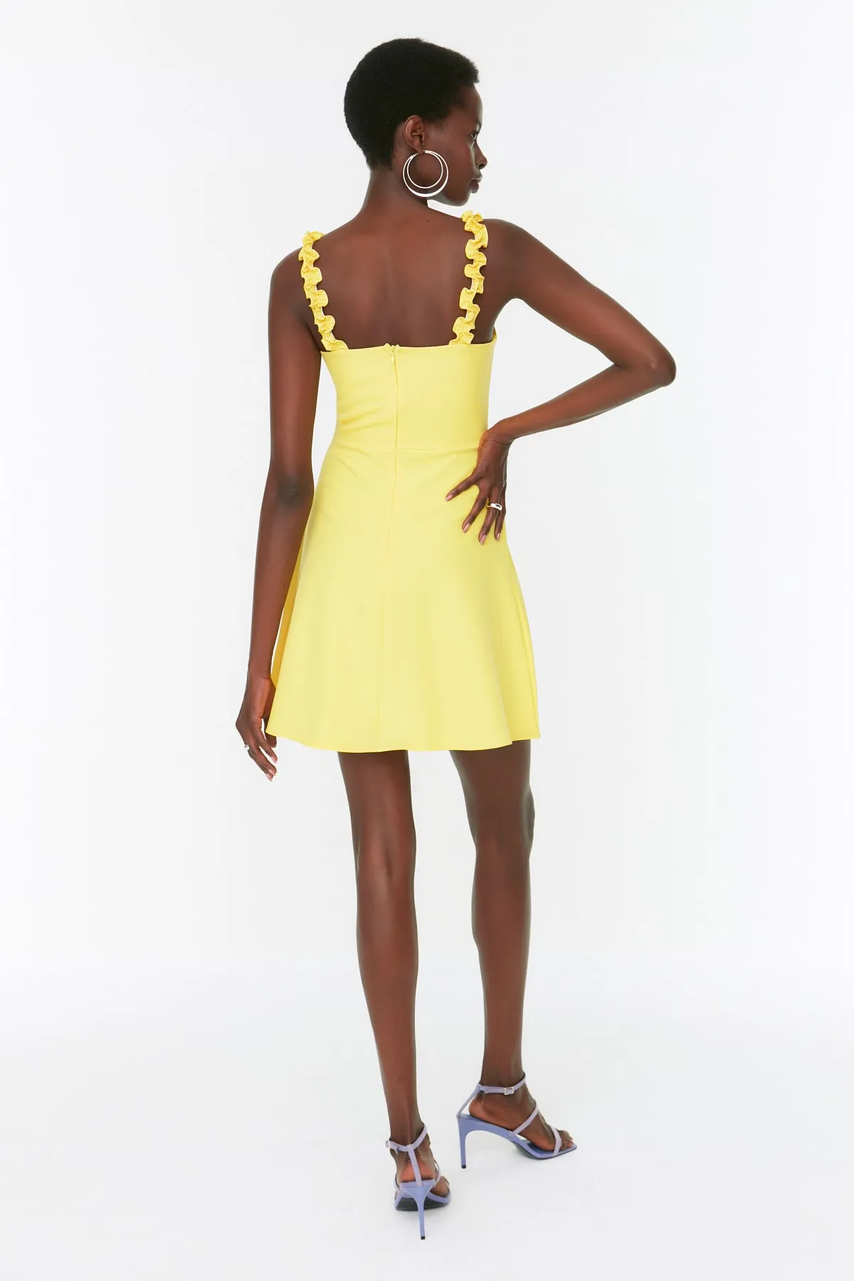 Trendyol Collection  Gelbes A-Linien-Minikleid mit quadratischem Kragen und Riemen und detailliertem Webmuster TWOSS22EL2175