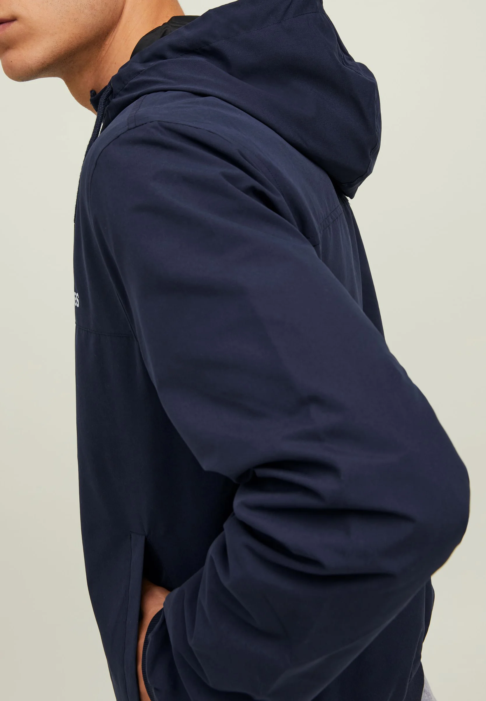 Jack & Jones JJERUSH BLOCKING HOOD - Chaqueta ligera
