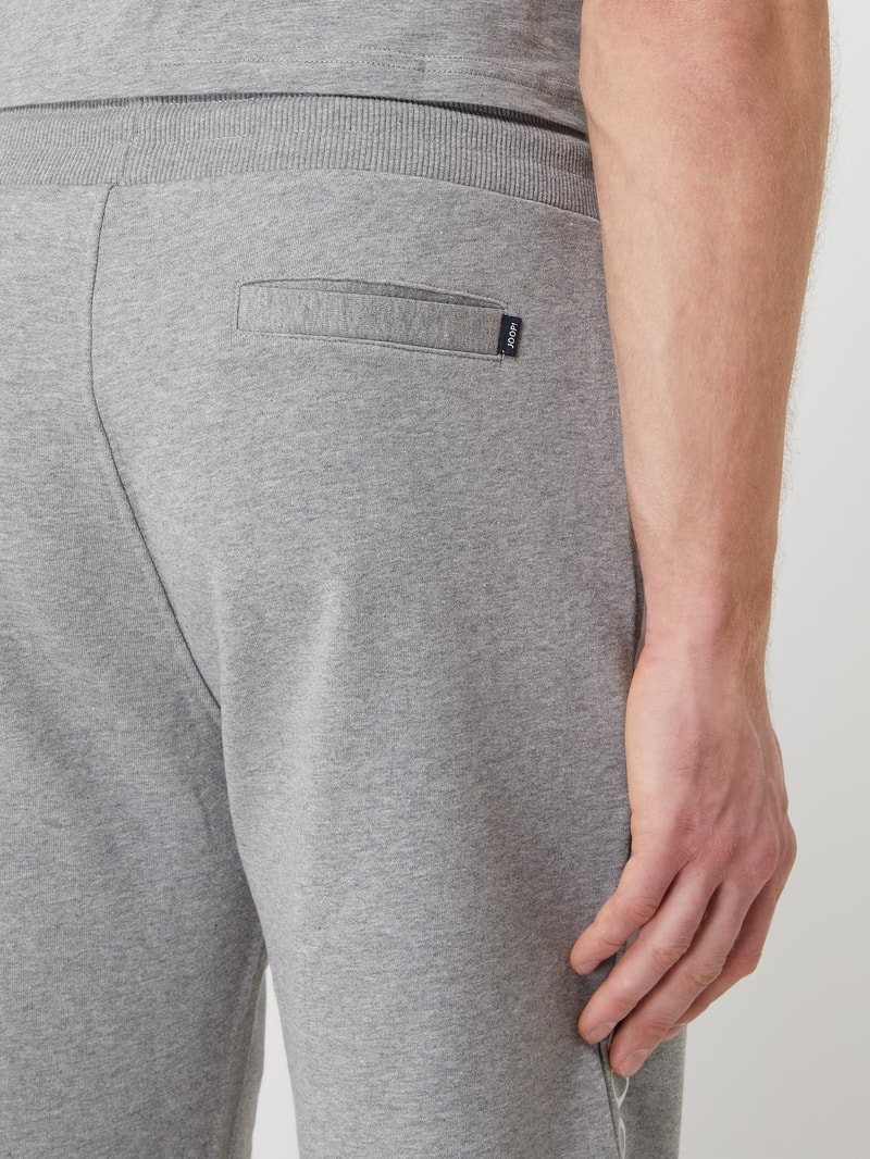 Sweatshorts mit Eingrifftaschen in silber