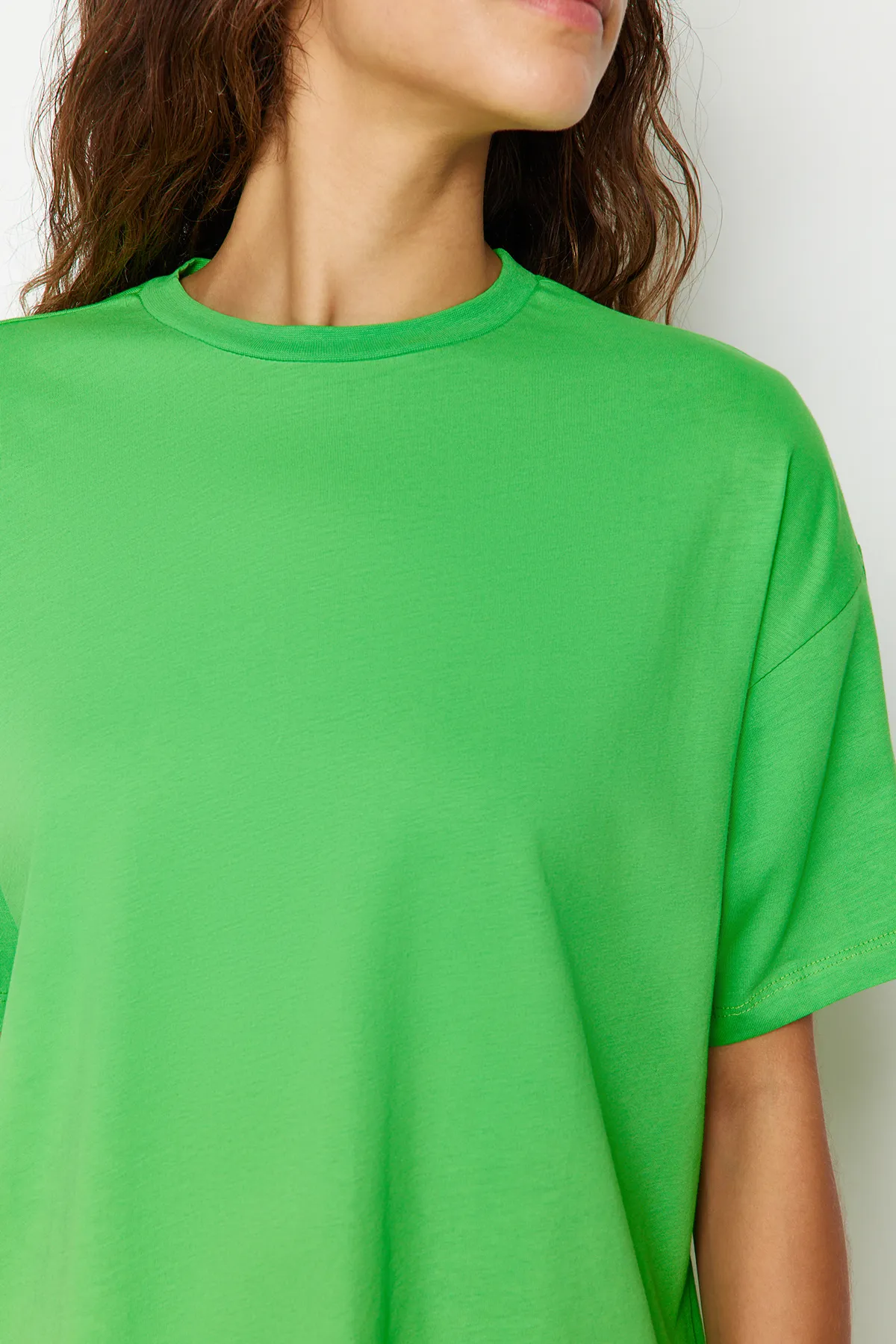 Trendyol Collection  Grünes, übergroßes/weites Strick-T-Shirt mit Rundhalsausschnitt aus 100 % Baumwolle TWOSS20TS0134