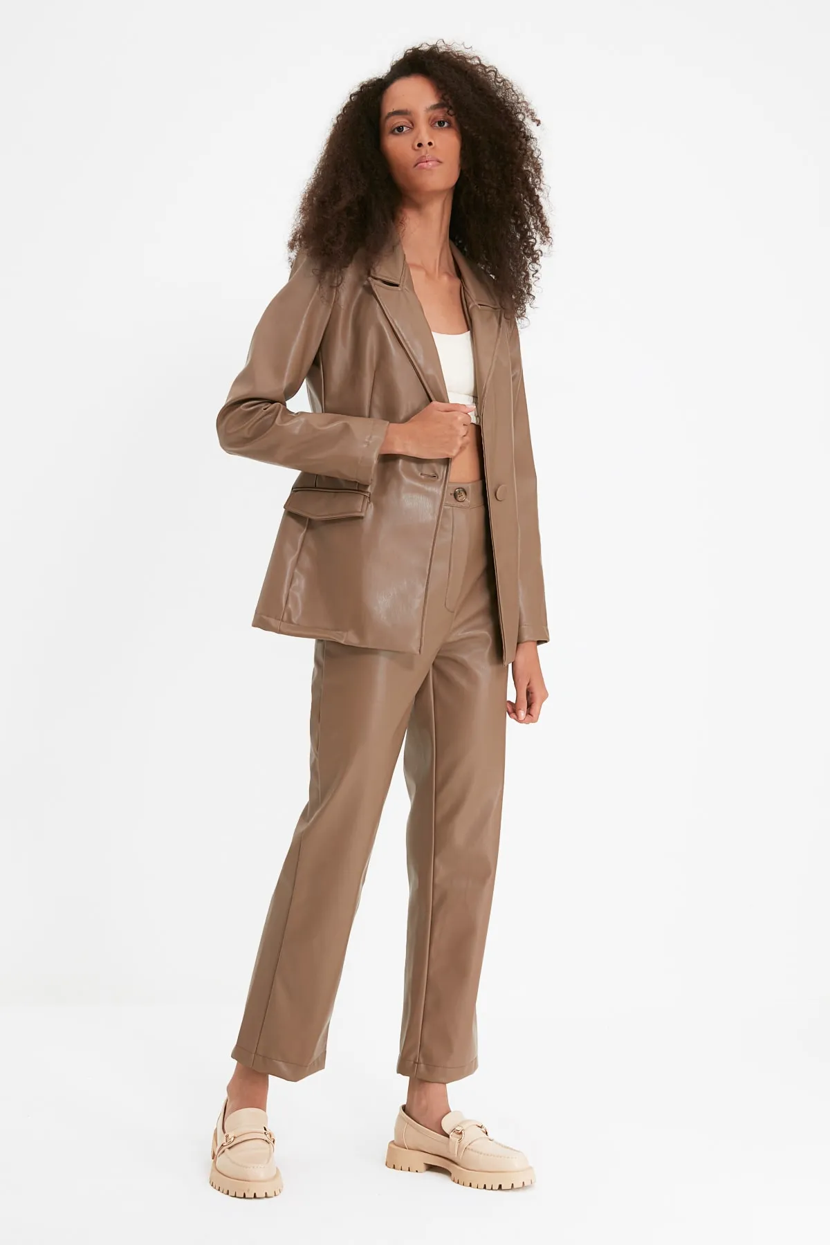 Trendyol Collection  Nerzfarbene, gerade geschnittene Hose aus gewebtem Kunstleder TWOAW22PL0284