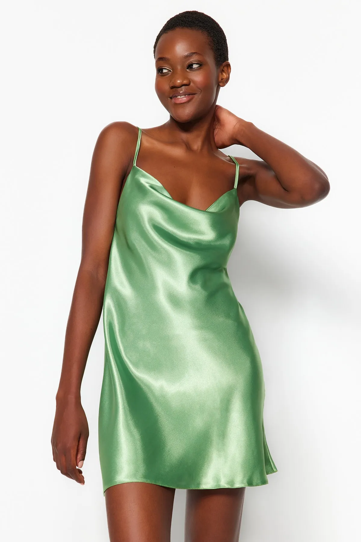 Trendyol Collection  Grünes Nachthemd aus gewebtem Satin mit Degaje-Kragen und Seilriemen auf der Rückseite THMSS22GC0018