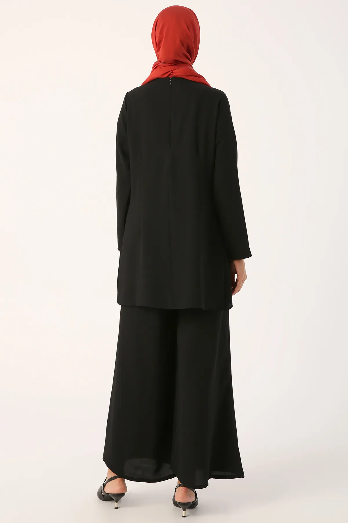 ALLDAY  Schwarzer Hosen-Tunika-Anzug mit Halskette und weitem Bein