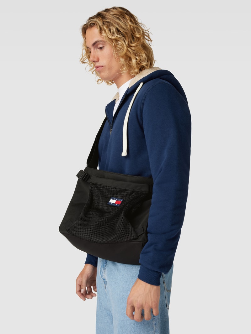 Umhängetasche mit Label-Patch in schwarz