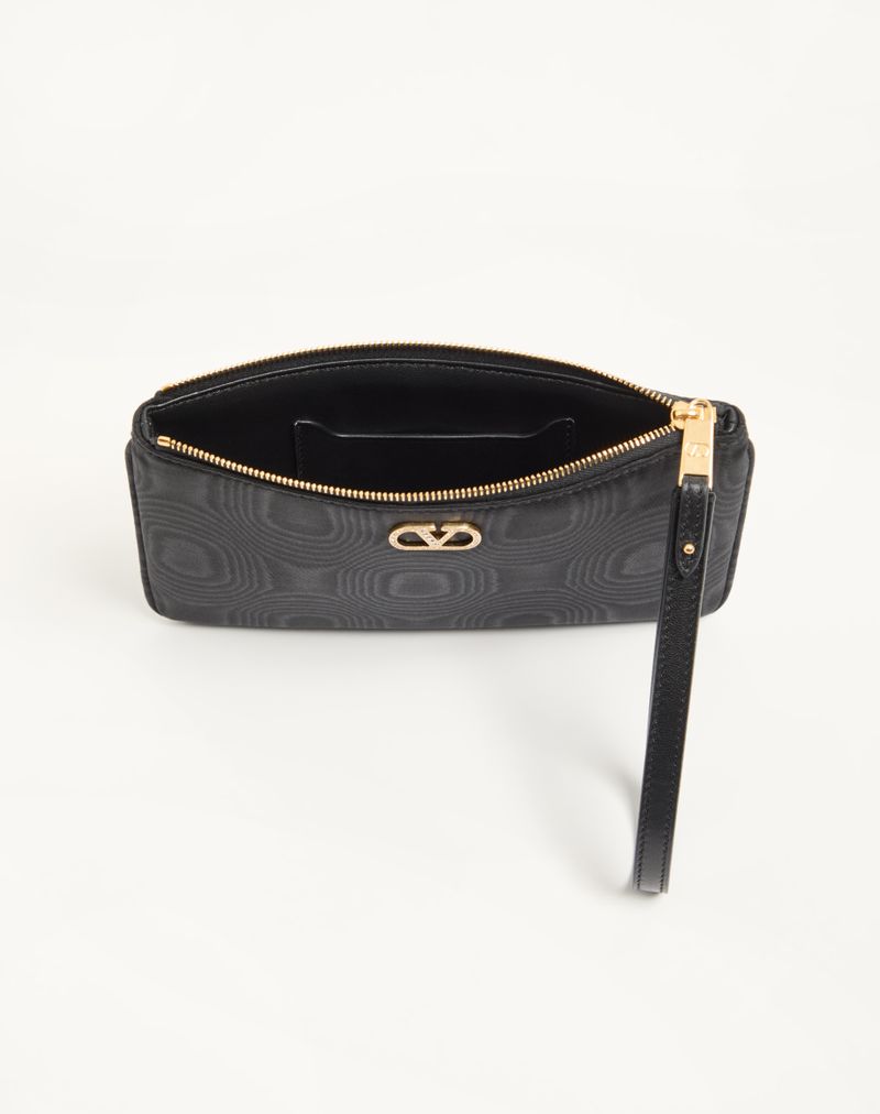 Clutch VLogo Signature em tecido moiré com logo de joia