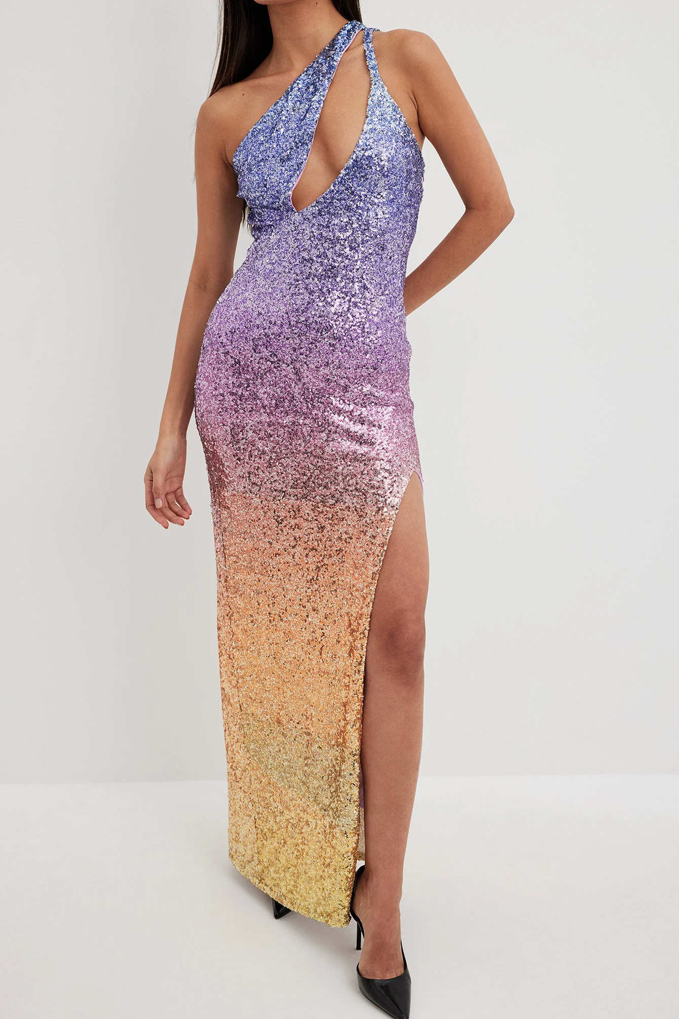 Paillettenkleid mit tiefem Ausschnitt
