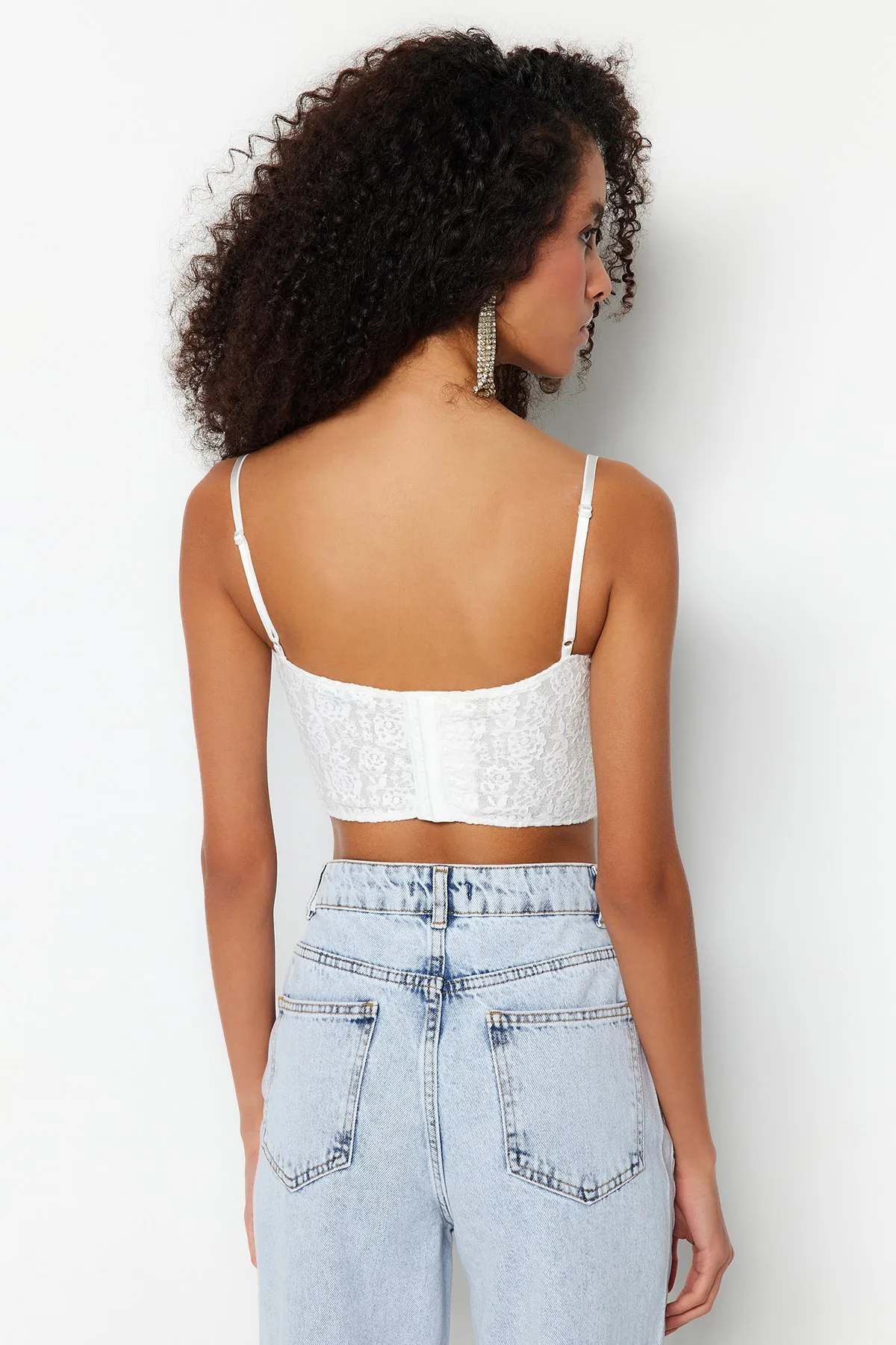 Trendyol Collection  Ecrufarbenes, bauchfreies, gefüttertes Korsett mit detailliertem Spitzen-Bustier TPRAW23BS00062