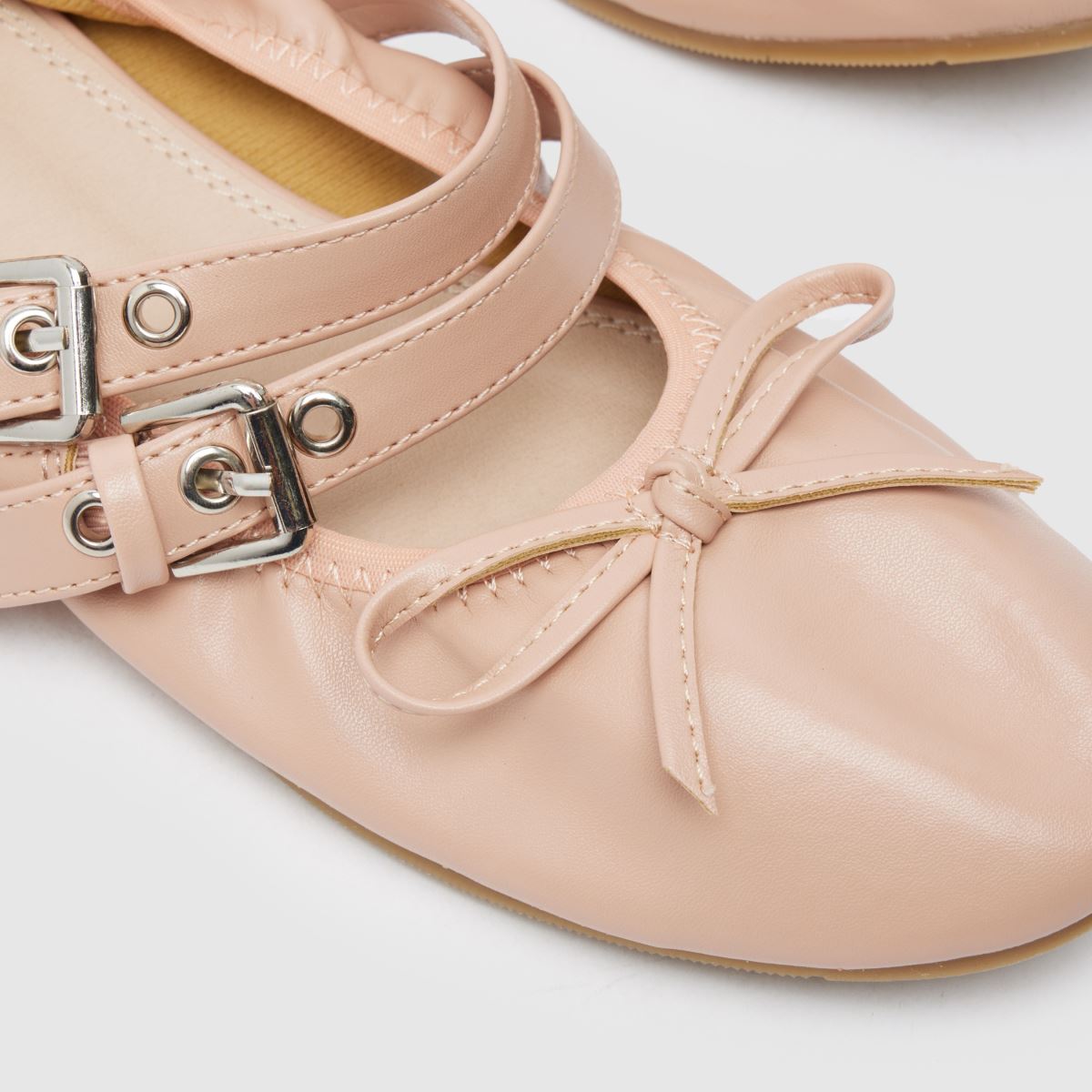 SIMMI – Beige ballerinaskor med octavio-spänne