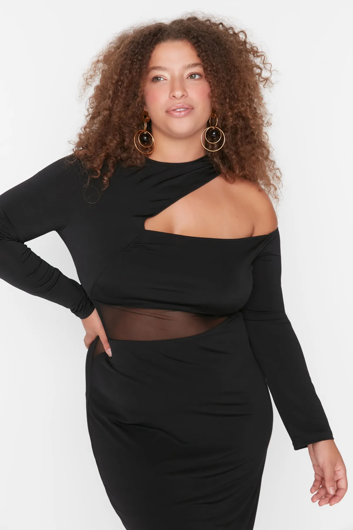 Trendyol Curve  Schwarzes Midi-Strickkleid mit Fenster-/Ausschnitt-Details TBBAW23AH00028