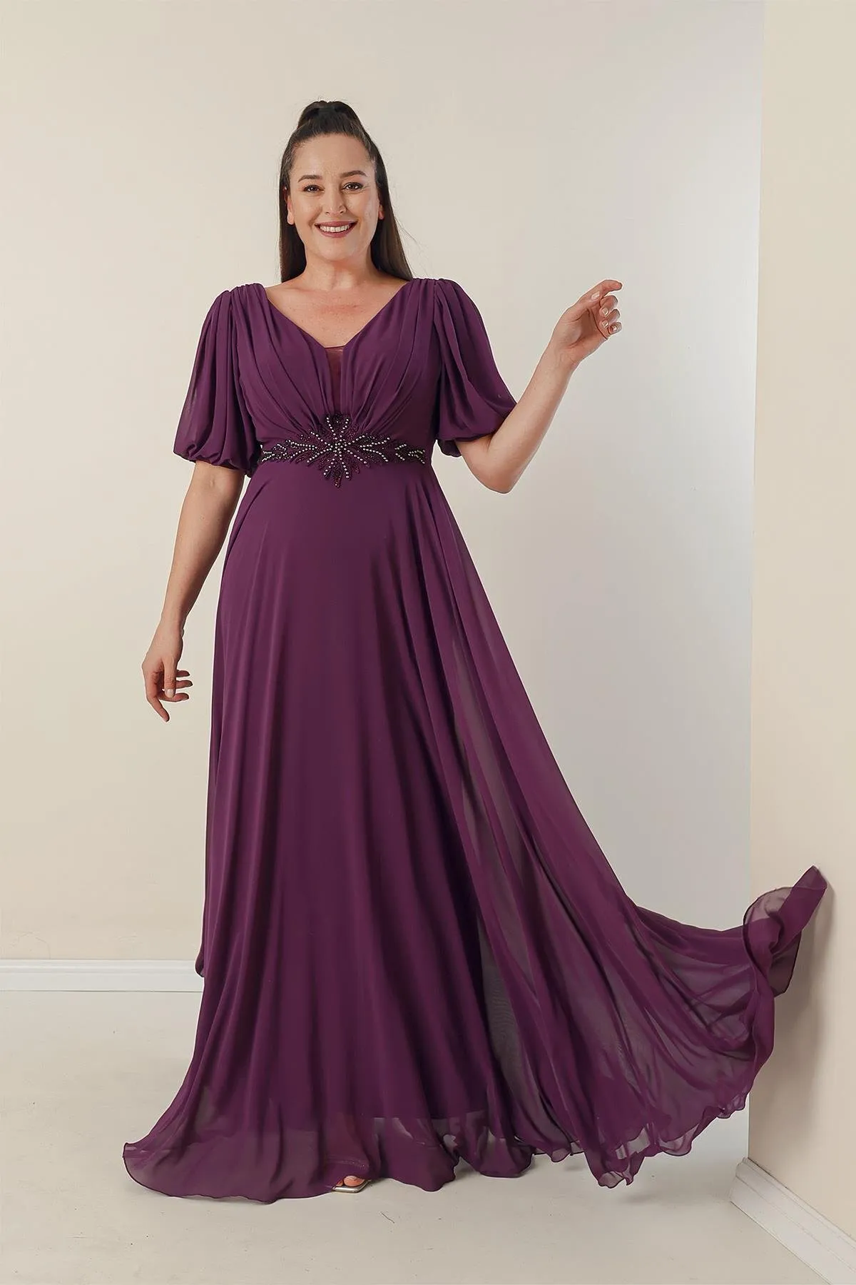 By Saygı  Langes Chiffonkleid in Übergröße mit V-Ausschnitt vorne und hinten, perlenbesetzter Taille, vorne gefüttert