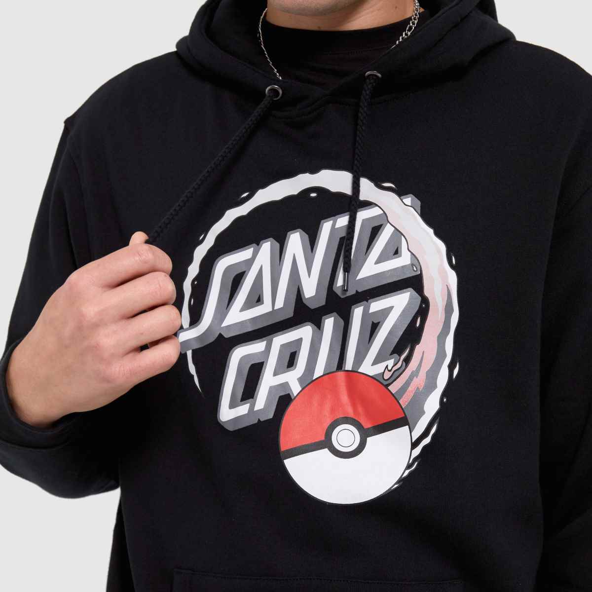 Santa Cruz – Svart och vit huvtröja med prickar och pokemon-motiv
