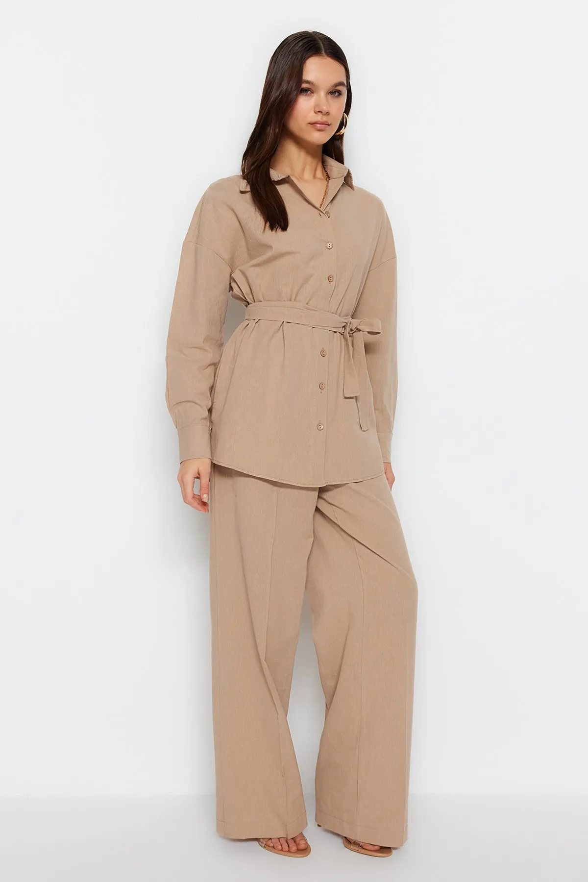 Trendyol Collection  Nerzfarbenes Al-Top-Set mit gewebtem Gürtel TWOSS23AU00072