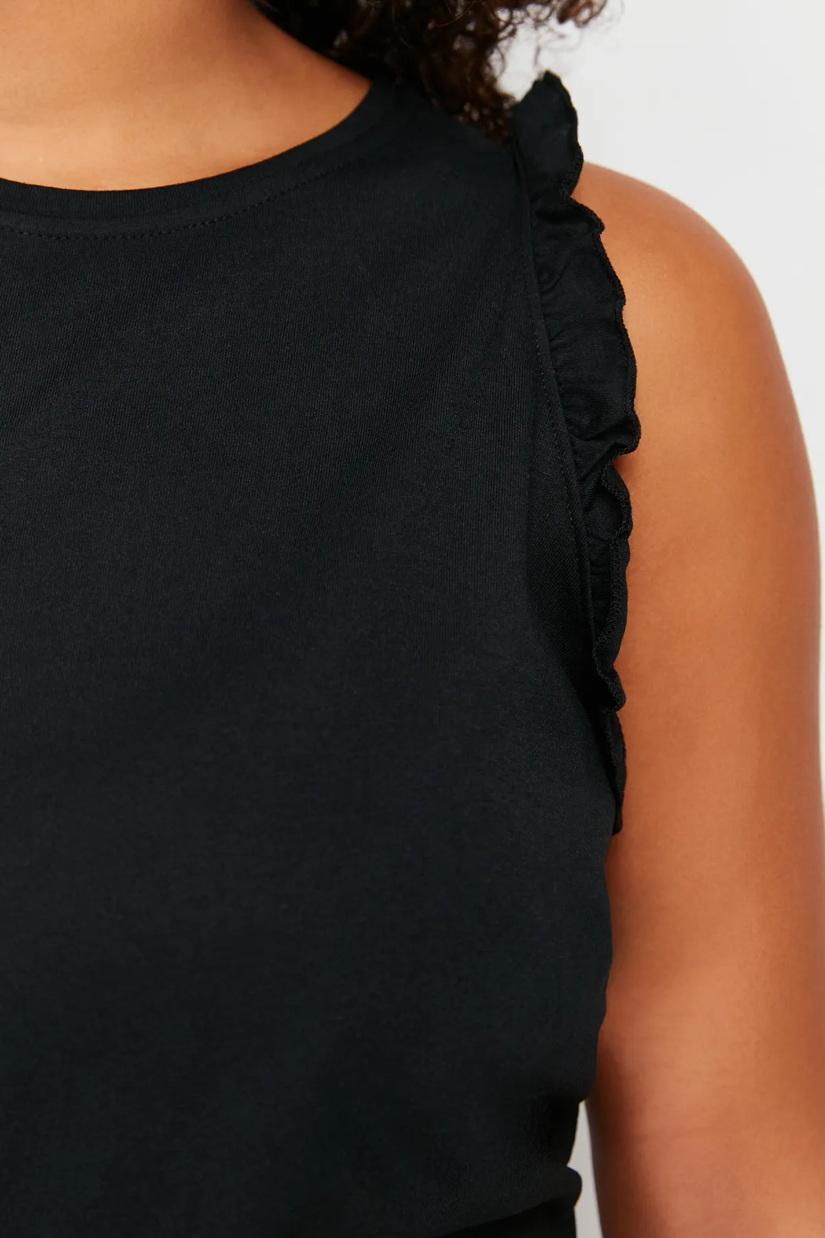 Trendyol Curve  Schwarzes Pyjama-Set aus Strick mit Sportlershorts und Rüschendetail TBBSS24AI00017